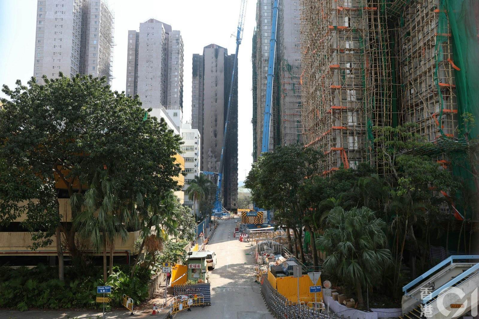 大埔宏福苑大火，宏盛閣及宏志閣右邊的棚架已大致完成清拆。（蔡正邦攝）