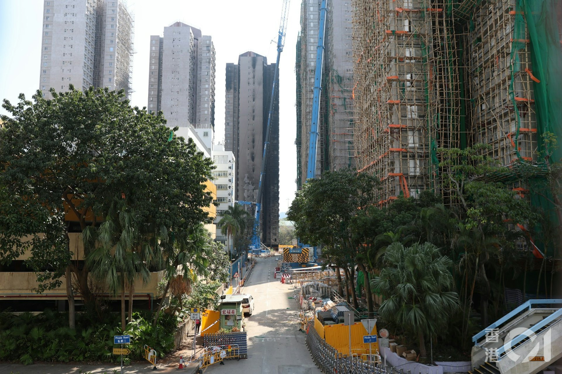 大埔宏福苑大火,宏盛閣及宏志閣右邊的棚架已大致完成清拆。(蔡正邦攝) 大埔宏福苑大火,宏盛閣及宏志閣右邊的棚架已大致完成清拆。(蔡正邦攝)