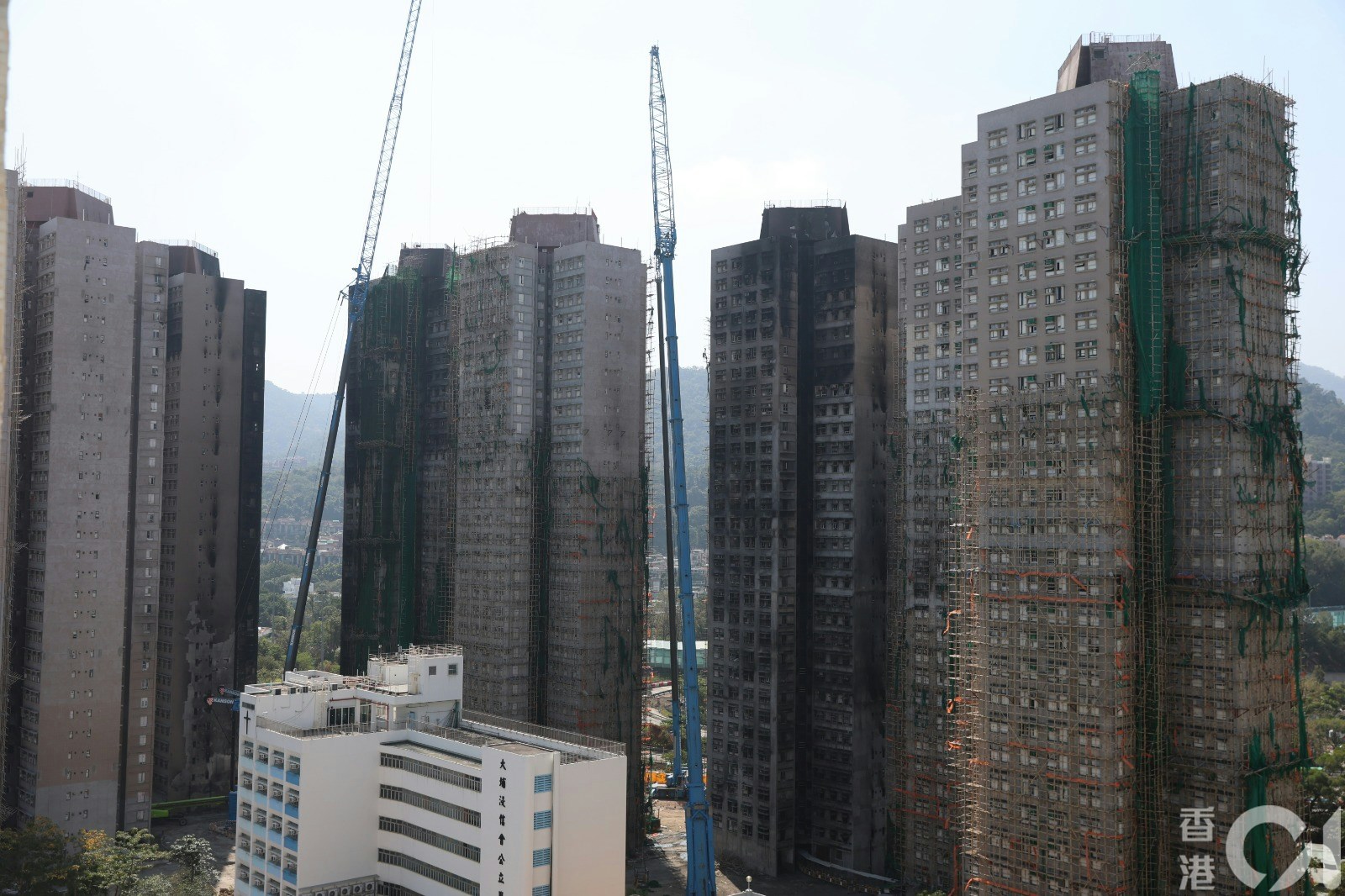 2月13日、即大埔宏福苑大火後兩個多月現場所見，工人正在清除八幢大廈的外牆棚架。（資料圖片/蔡正邦攝）