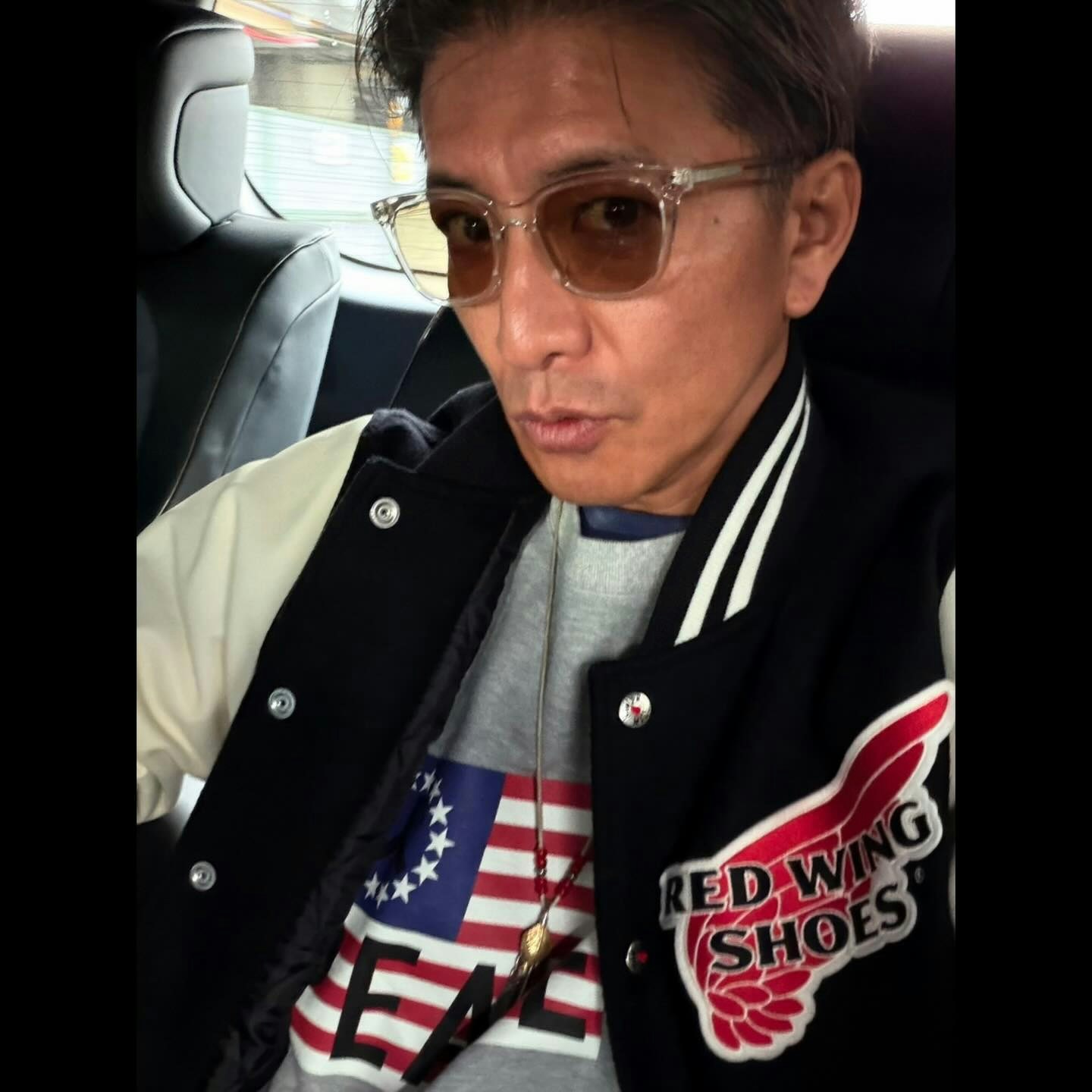 木村拓哉穿棒球外套、戴浅色眼镜的车内自拍