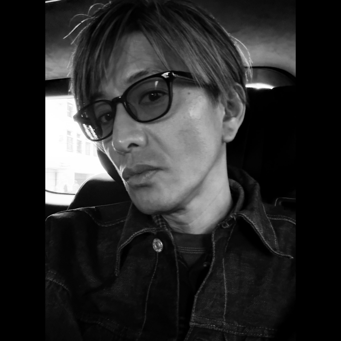 木村拓哉戴黑框眼镜的黑白近照