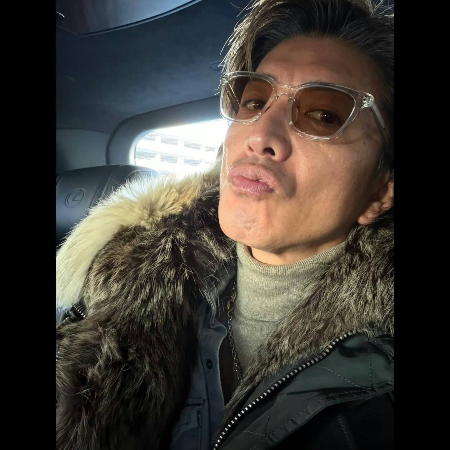 木村拓哉穿带毛领的外套坐在车内自拍