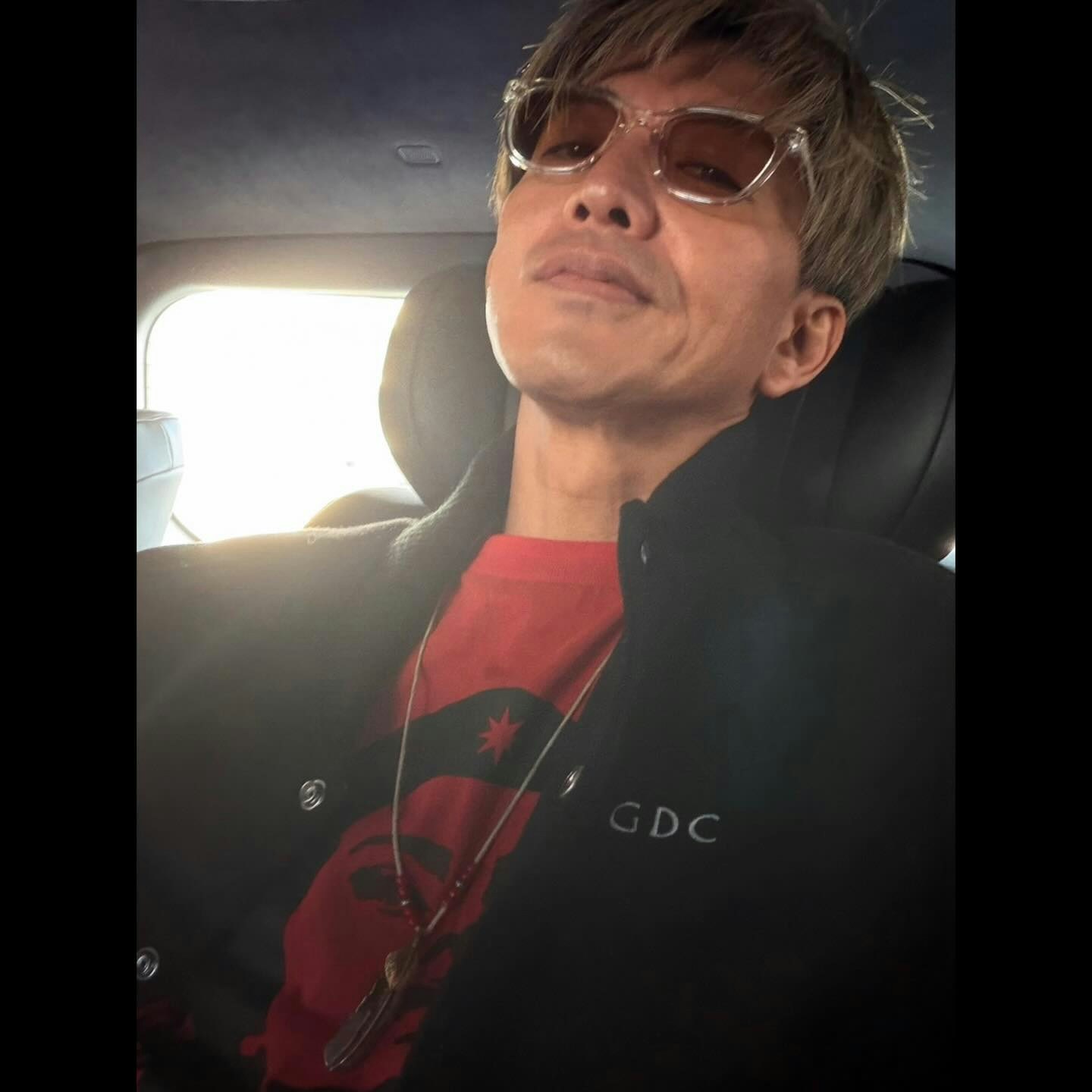 木村拓哉穿红色上衣和黑色外套的车内自拍