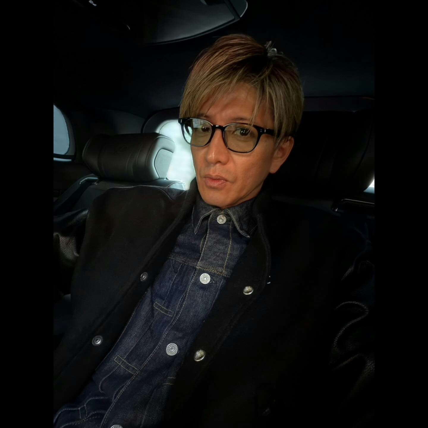 木村拓哉穿深色外套坐在车内的自拍