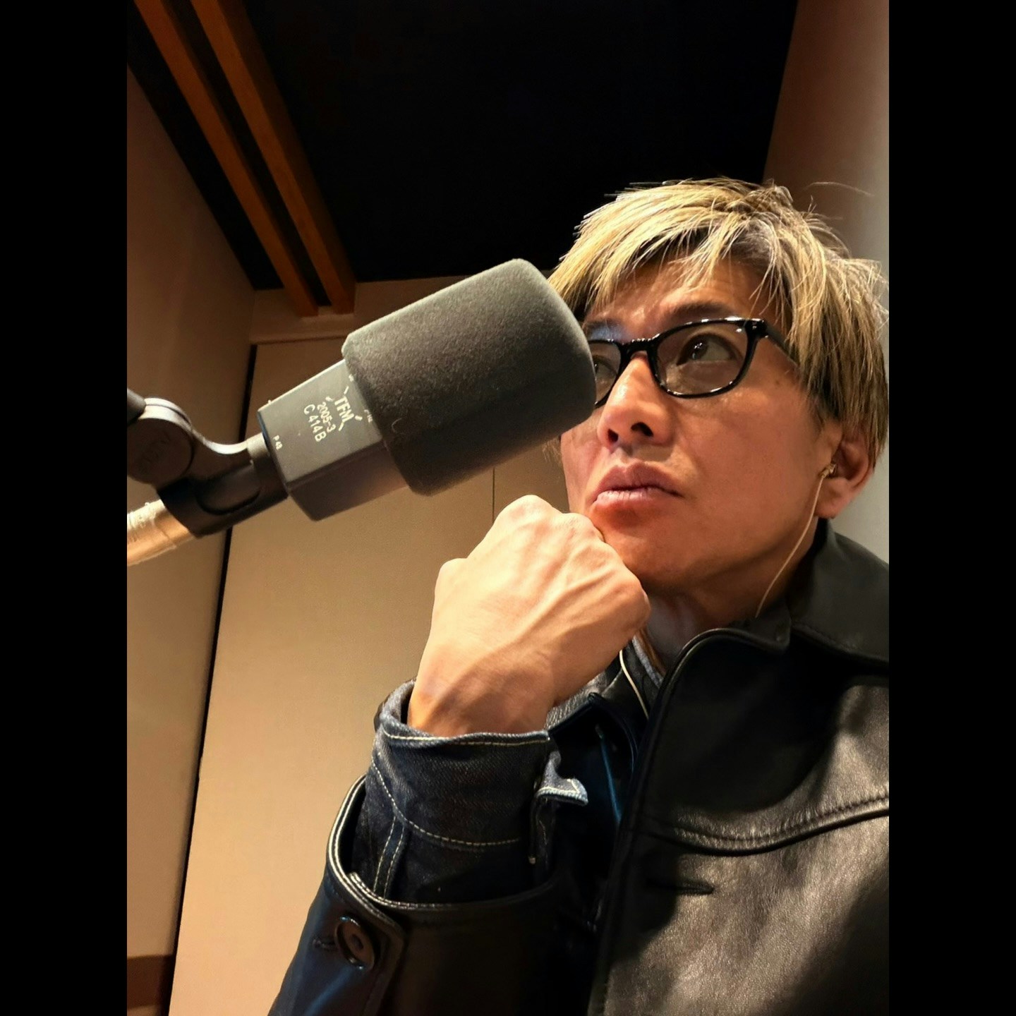 木村拓哉在录音室麦克风旁托腮自拍