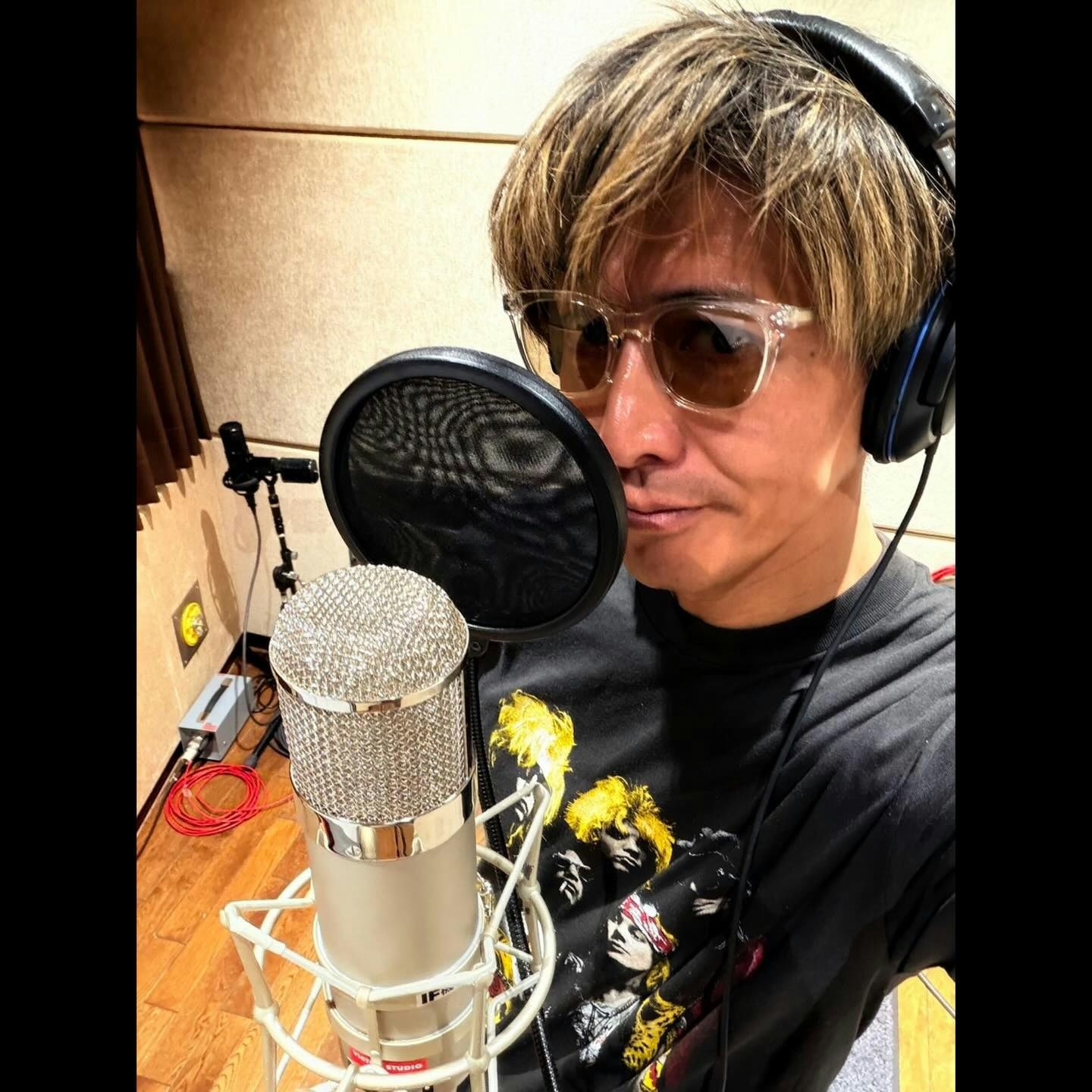 木村拓哉戴耳机站在录音麦克风旁自拍