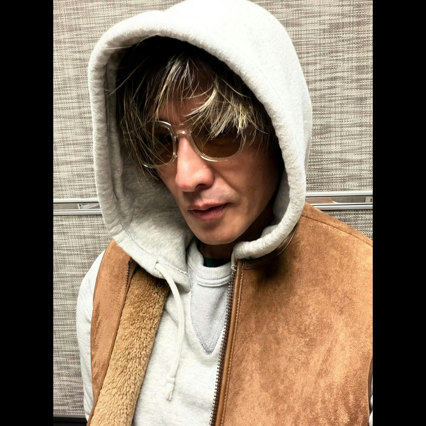 木村拓哉戴连帽衫帽子和浅色眼镜的自拍