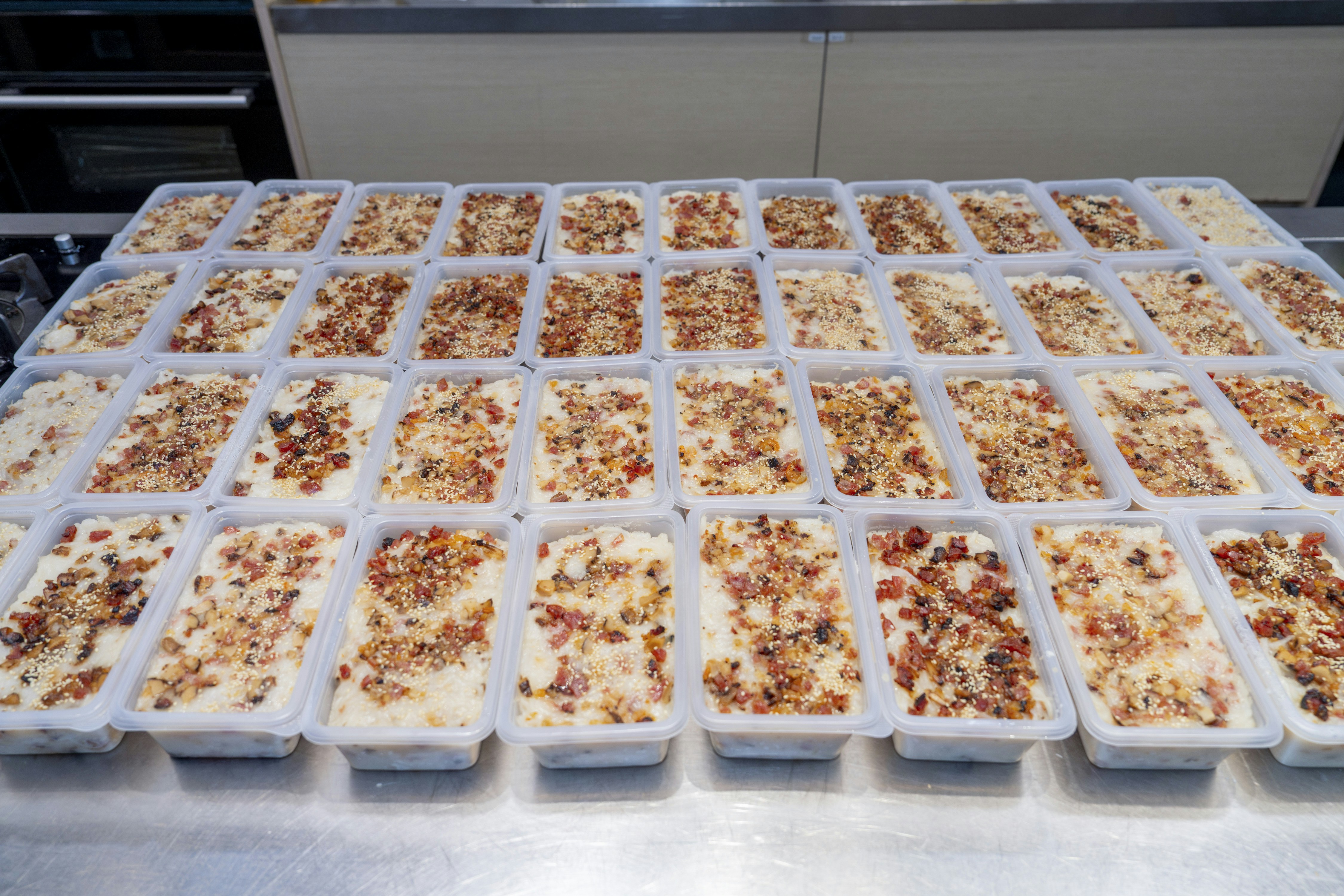 義工隊經過一整晚的努力,成功製作充滿愛心的賀年蘿蔔糕。(煤氣公司提供圖片) 義工隊經過一整晚的努力,成功製作充滿愛心的賀年蘿蔔糕。(煤氣公司提供圖片)