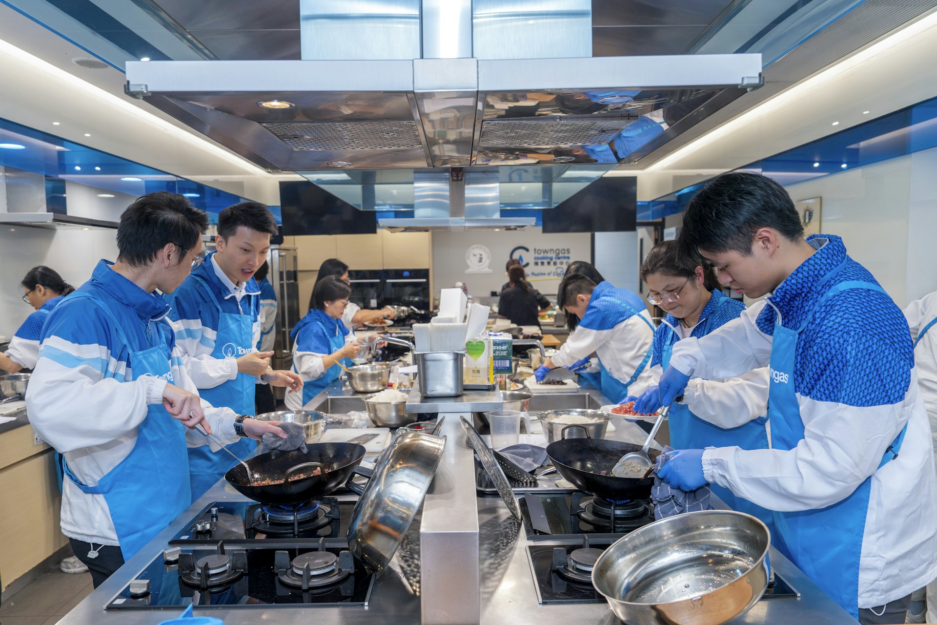 煤氣公司溫馨義工隊(左)及水務署義工隊(右)的成員製作蘿蔔糕,每一個步驟也十分用心。(煤氣公司提供圖片) 煤氣公司溫馨義工隊(左)及水務署義工隊(右)的成員製作蘿蔔糕,每一個步驟也十分用心。(煤氣公司提供圖片)