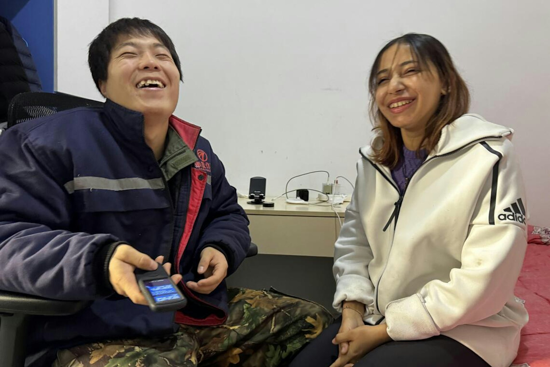 30歲西安小夥子王興(左)和22歲埃及妻子美娜(右)必須以翻譯機溝通,但兩人默契很好,王興只要對著翻譯機講一次,美娜就能聽懂,記者則要重複好幾遍。(《聯合早報》)