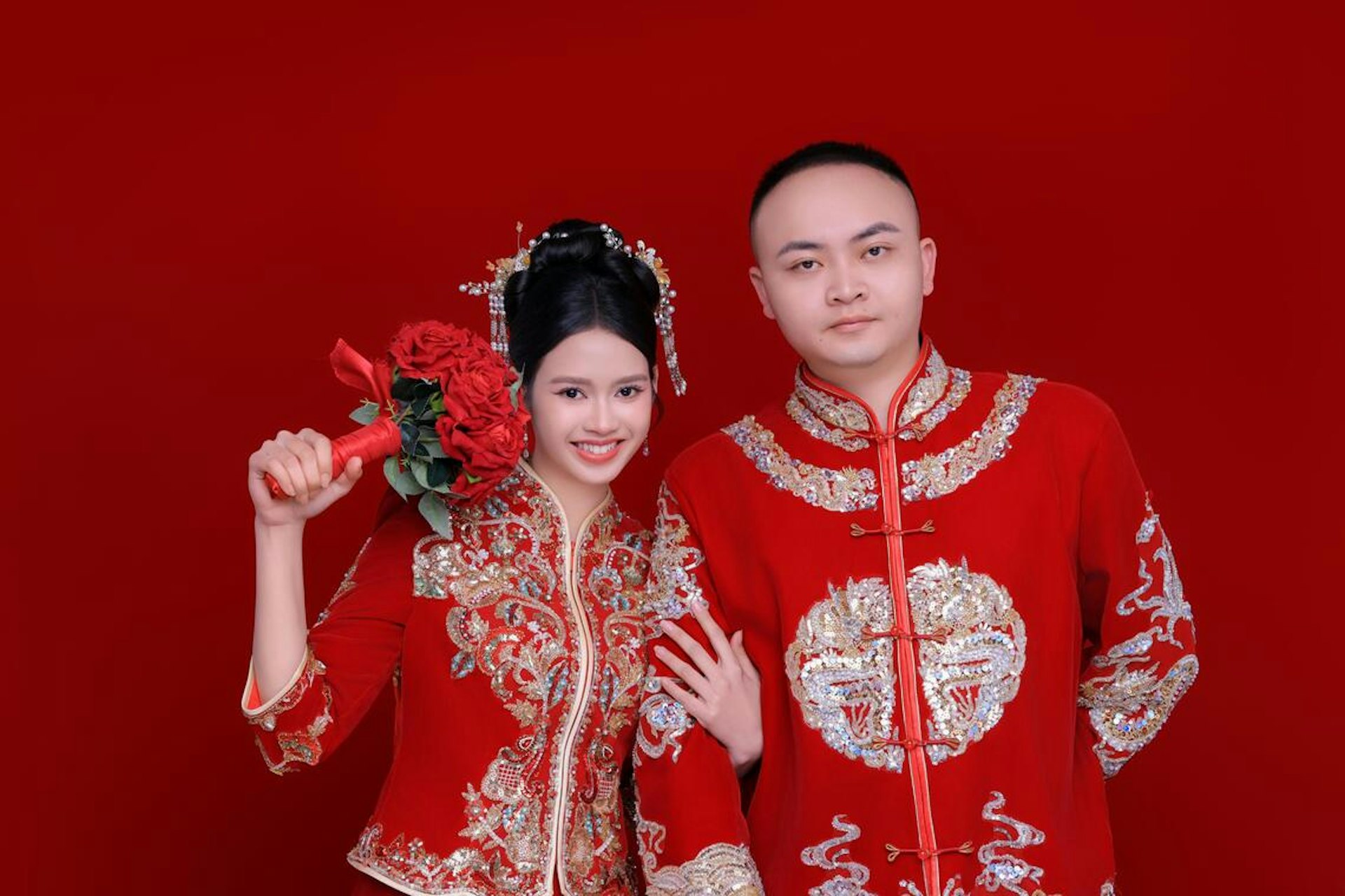 29歲福建小夥子盧圳良(右)一年多前迎娶22歲印尼女生娜娜(左),圖為兩人在廈門拍的結婚照。(《聯合早報》)