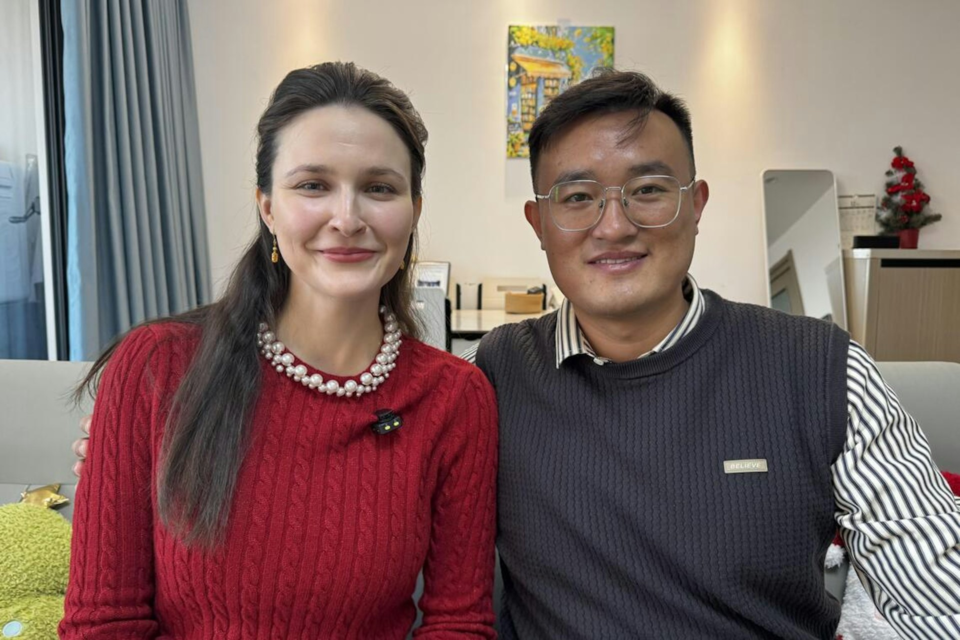 小蓮(左)來自俄羅斯南部的皮亞季戈爾斯克,別名五山城,34歲山東老公高士會(右)老家在山東聊城。夫妻倆最初通過網上語言學習應用結識,去年3月領證結婚,目前在福建寧德定居。(《聯合早報》)