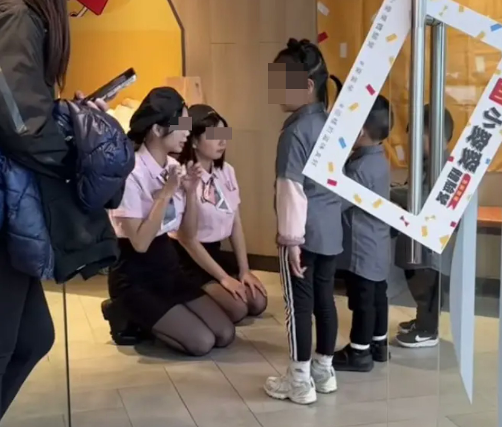 亦有網民關注這2名麥當勞女員工衣着。(影片截圖)