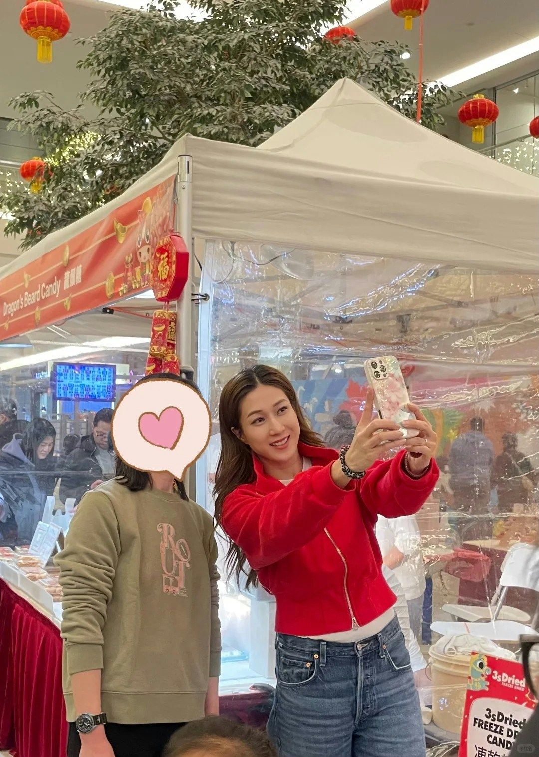 【娱圈】鍾嘉欣溫哥華親自擺檔賣糖果貼地賀歲 賀年Look少女味濃引粉絲暴動