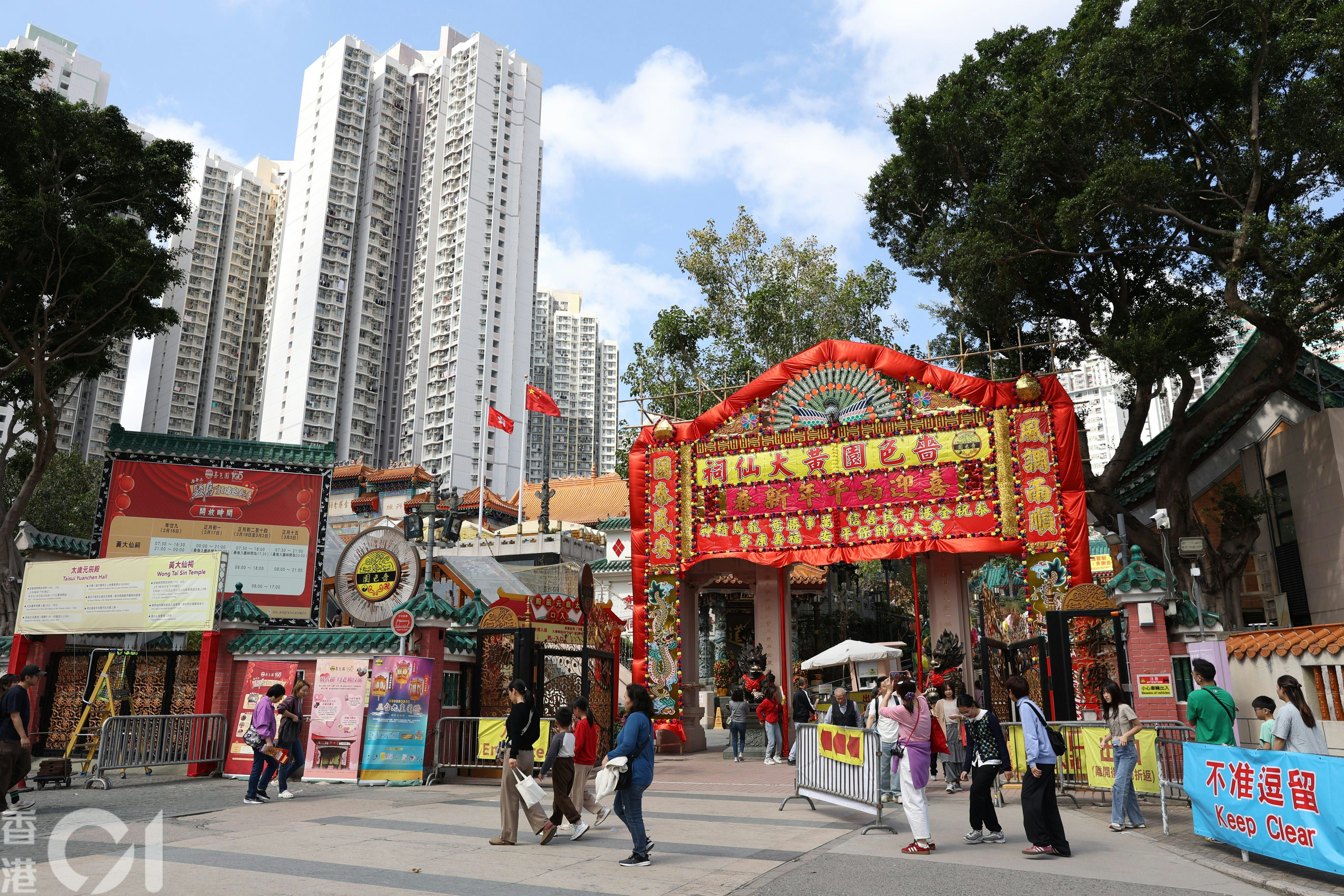 新年將至，不少善信趁年尾到嗇色園黃大仙祠還神。（鄭子峰攝）