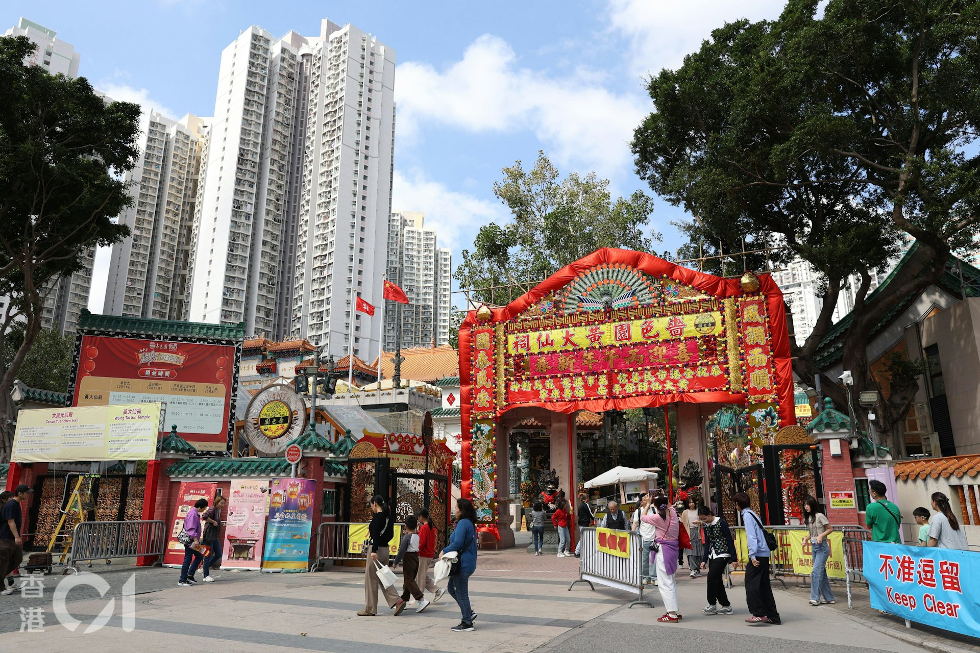 新年將至,不少善信趁年尾到嗇色園黃大仙祠還神。(鄭子峰攝) 新年將至,不少善信趁年尾到嗇色園黃大仙祠還神。(鄭子峰攝)