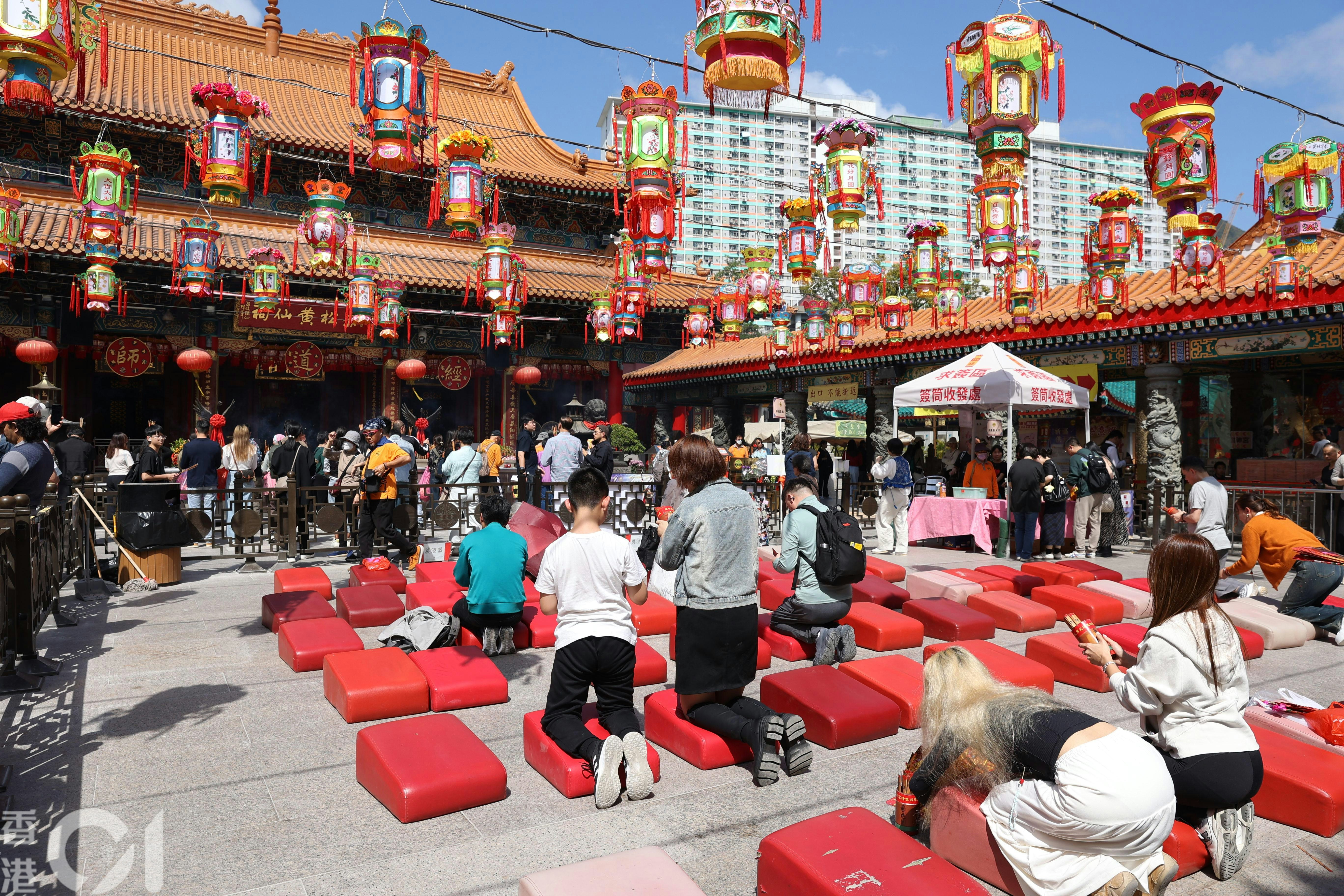新年將至，不少人趁年尾到嗇色園黃大仙祠還神。（鄭子峰攝）
