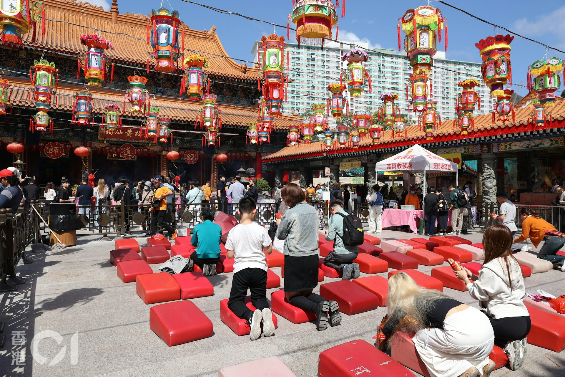 新年將至,不少人趁年尾到嗇色園黃大仙祠還神。(鄭子峰攝) 新年將至,不少人趁年尾到嗇色園黃大仙祠還神。(鄭子峰攝)