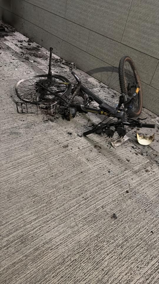 涉事電動單車翻倒地上,餘燼遍地。(元朗、天水圍、屯門友 / FriendlyPapaya9458) 涉事電動單車翻倒地上,餘燼遍地。(元朗、天水圍、屯門友 / FriendlyPapaya9458)