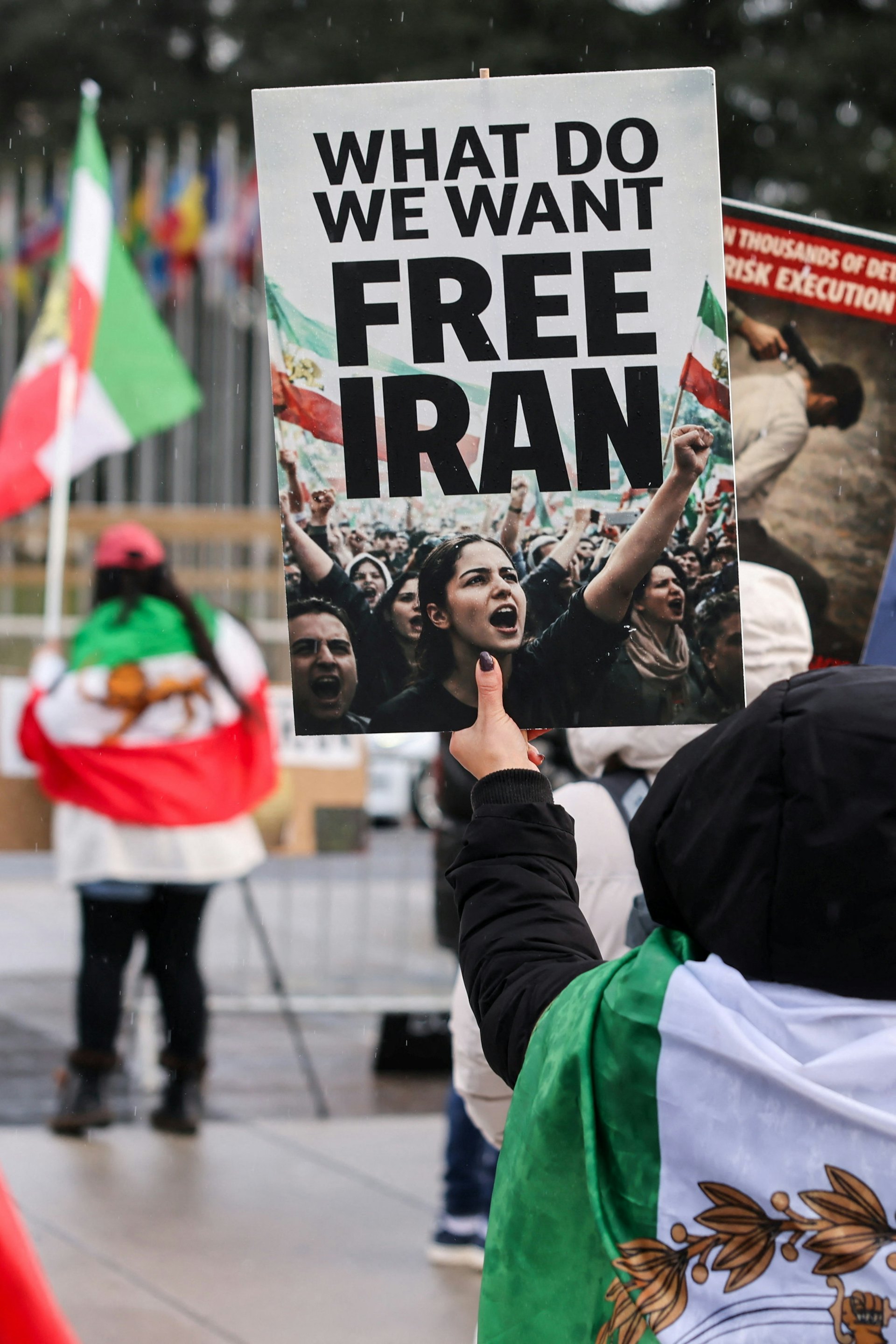 圖為2026年2月17日,美伊第二輪核談判在瑞士日內瓦舉行期間,有群眾在聯合國辦事處附近示威。(Reuters)