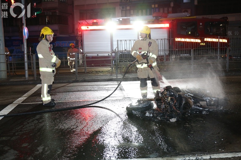 消防開喉將火救熄。(陳永武攝)