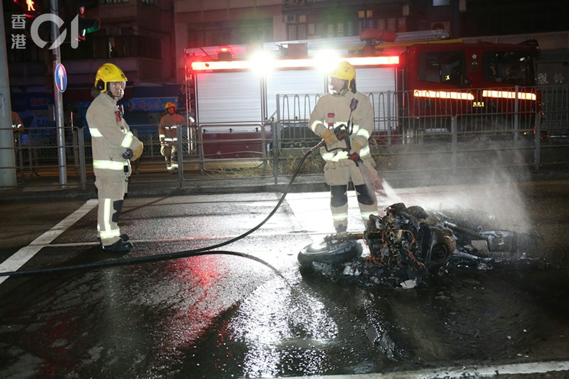 消防開喉將火救熄。(陳永武攝) 消防開喉將火救熄。(陳永武攝)