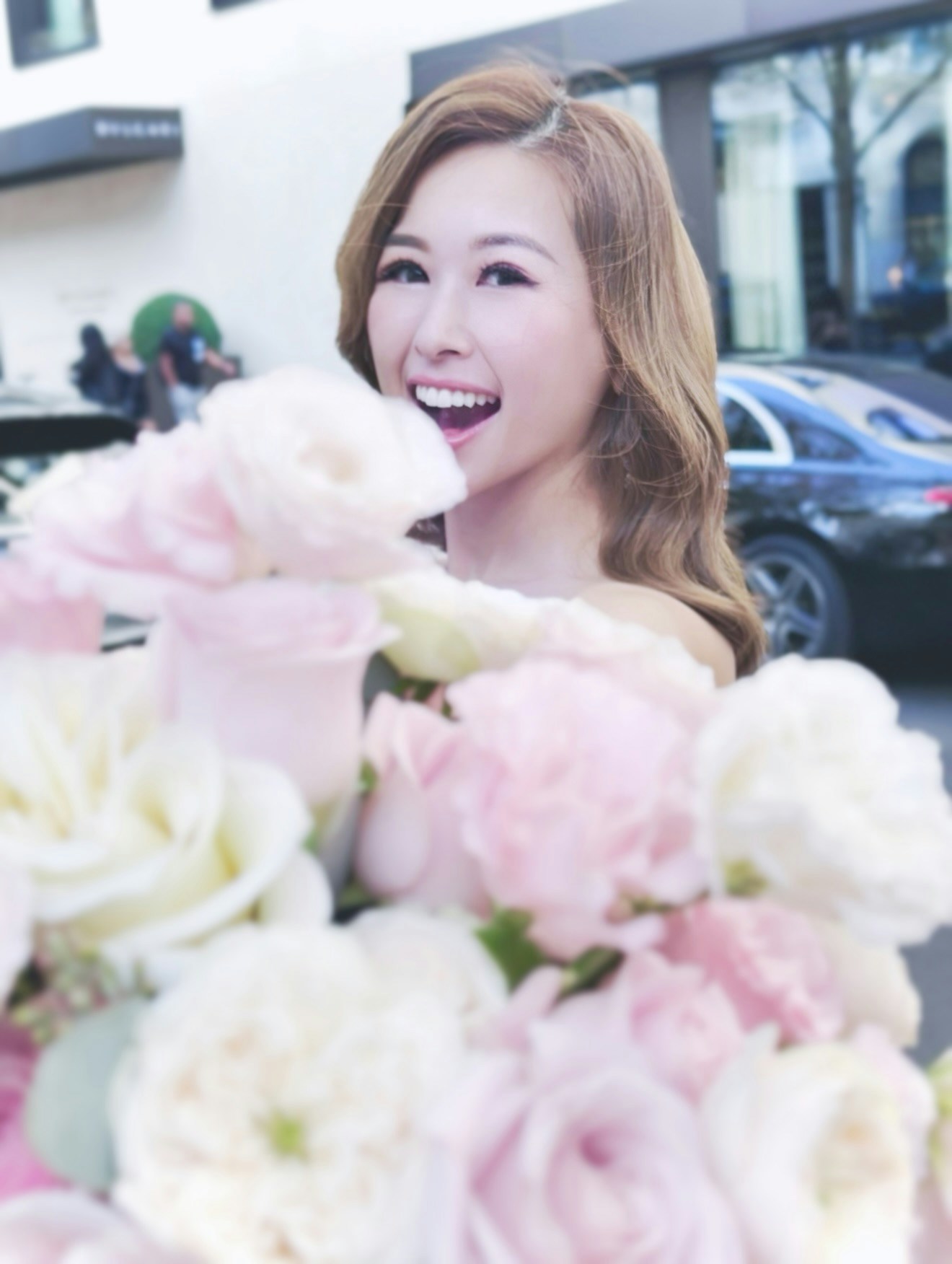 赵希洛再分享婚纱照终见老公身影赵希洛依偎合照甜蜜温馨