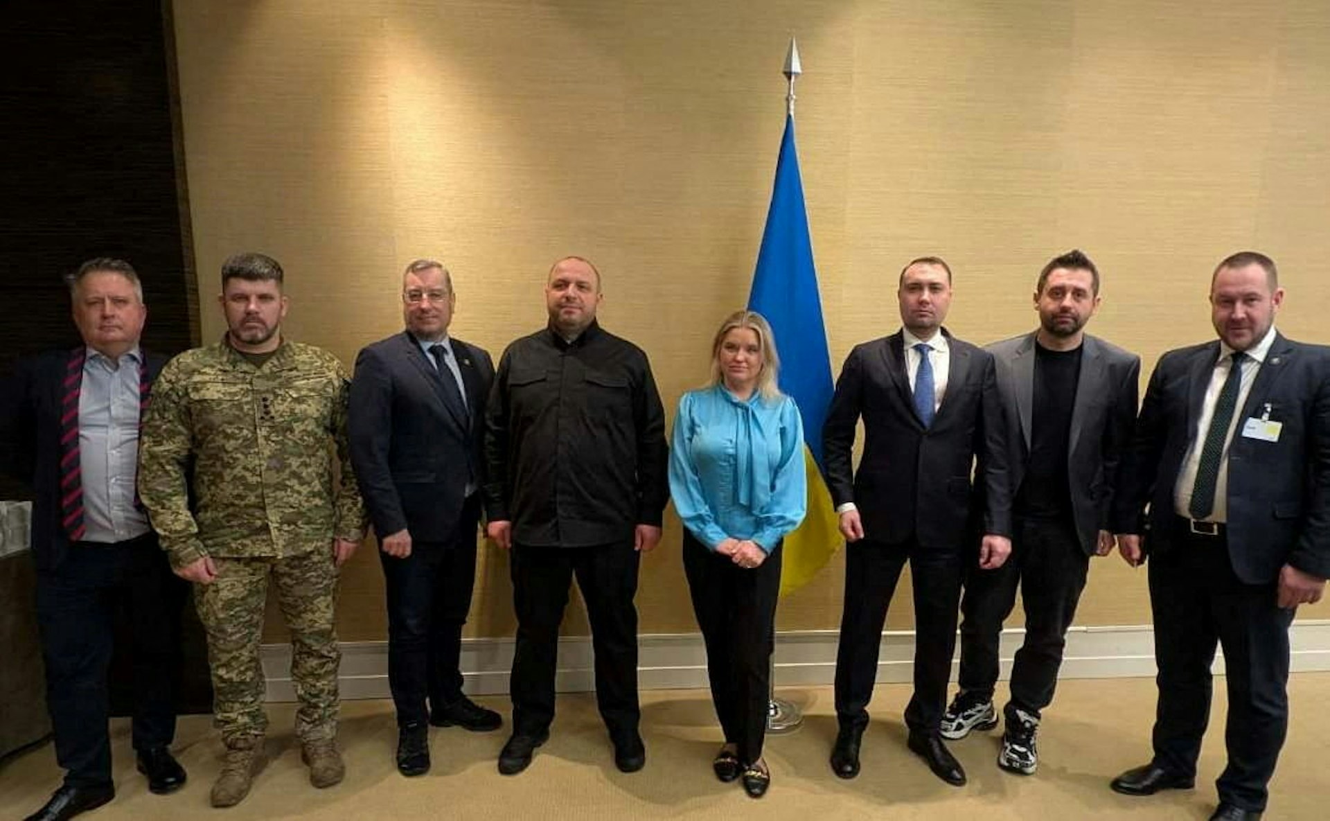 圖為2026年2月18日,美俄烏三方會談在瑞士日內瓦結束,烏克蘭談判代表團團長、國家安全與國防委員會秘書烏梅羅夫(Rustem Umerov),以及其他烏克蘭代表團成員在會談後合影留念。(Head of the Office of the President of Ukraine Kyrylo Budanov via Telegram/Handout via REUTERS)