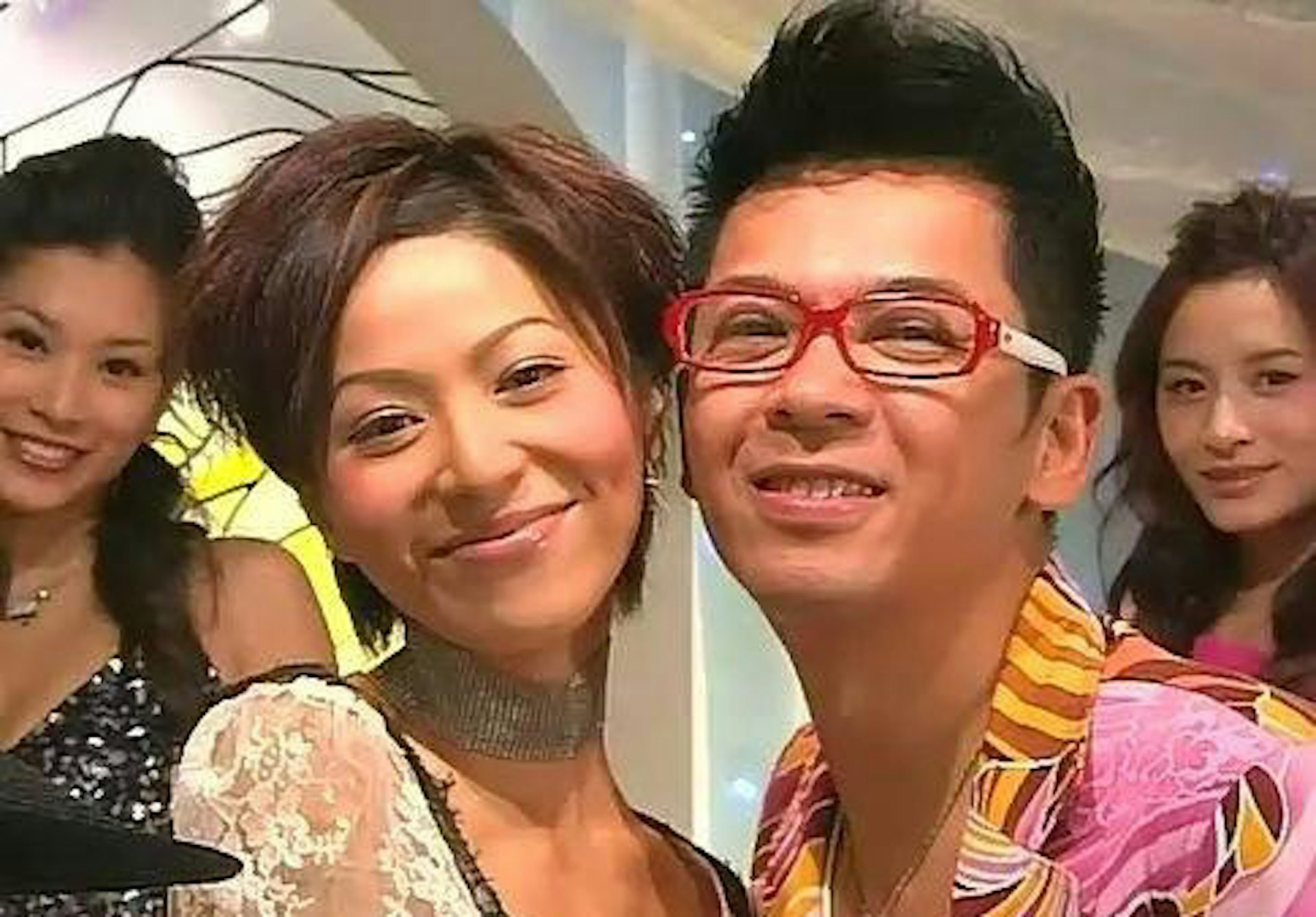 滕麗名同郭政鴻曾傳有過一段情,惜最後男方被踢爆隱婚生女而分手。(《野蠻奶奶大戰戈師奶》劇照)