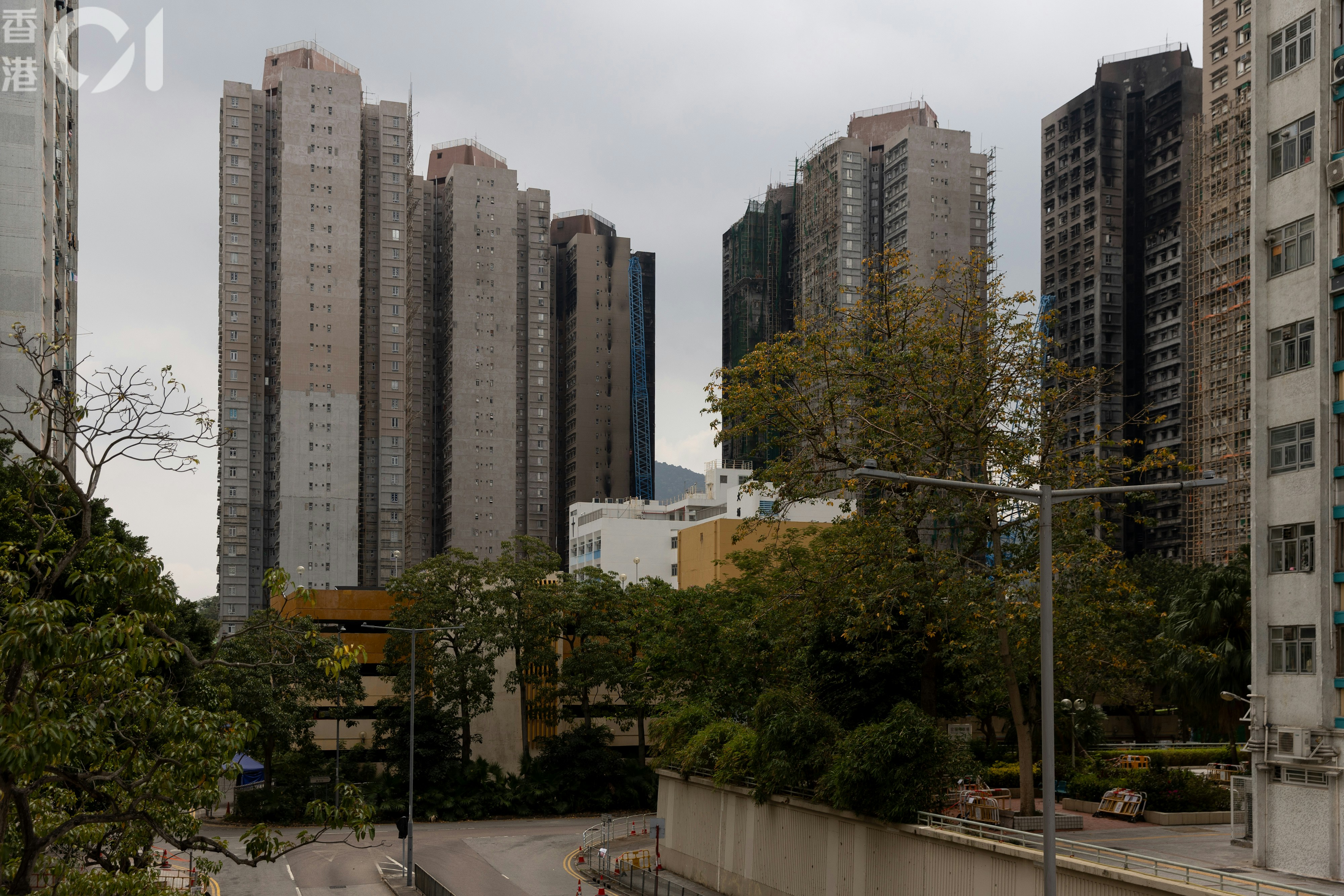 大埔宏福苑五級大火，宏志閣是唯一一座未受火災波及。（夏家朗攝）