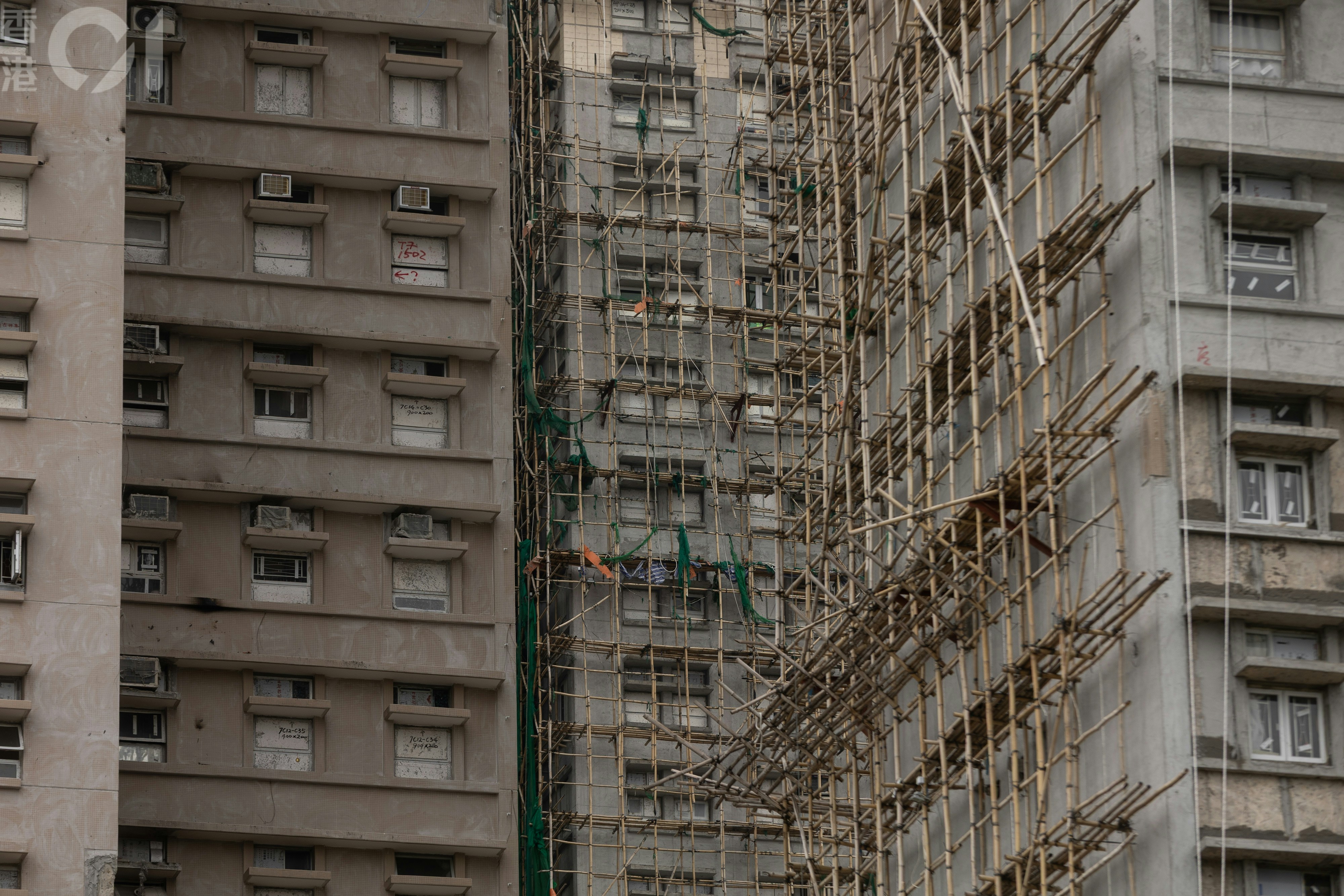 宏福苑｜房署兩點名職員名字從電話簿消失　政府︰涉私隱不供資料