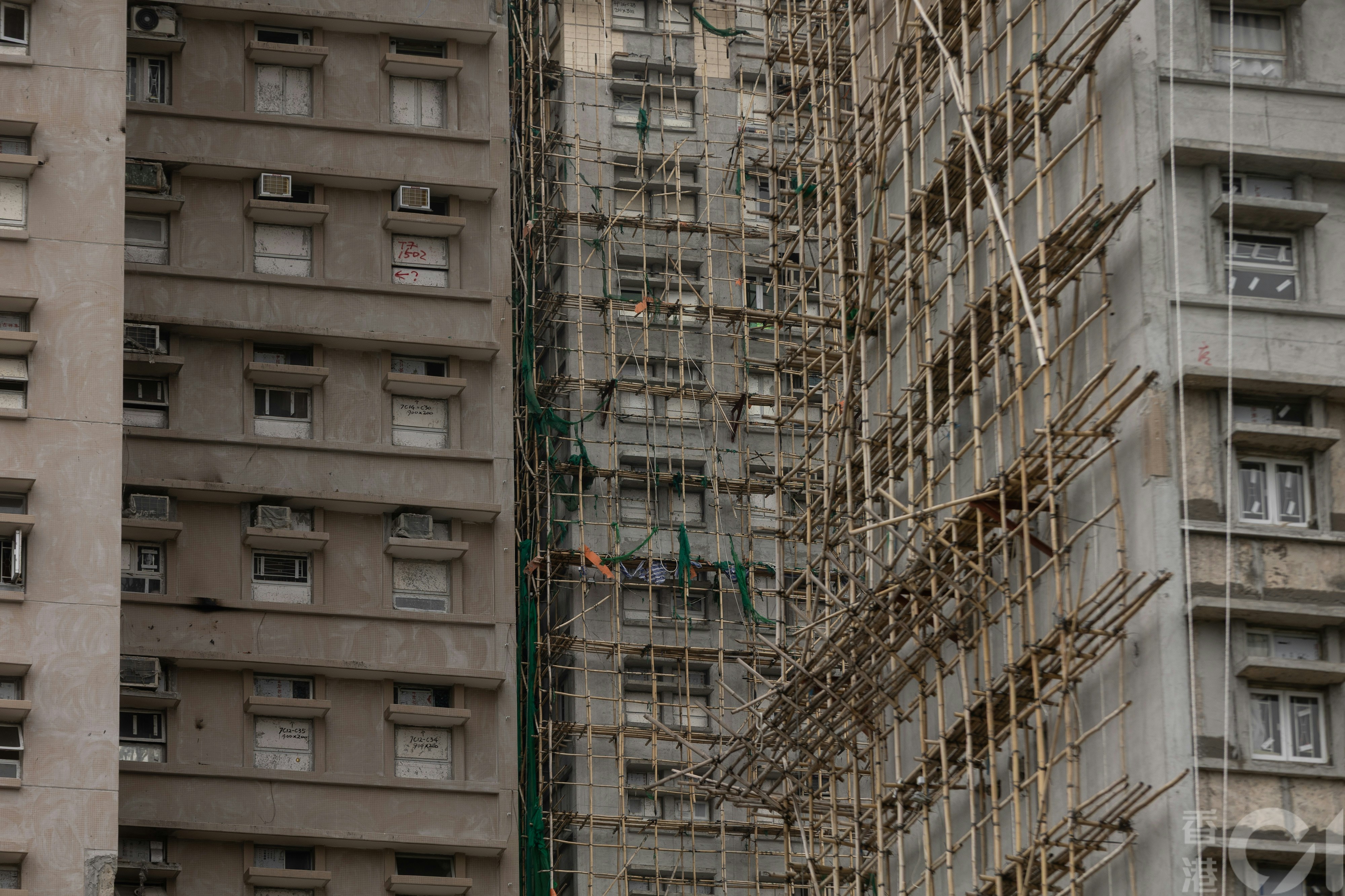 競爭事務委員會3月25日入稟競爭事務審裁處，向一個樓宇維修工程圍標集團展開法律程序，指其在至少11個屋苑及維修工程招標期間涉違反《競爭條例》，包括發生五級大火的大埔宏福苑；圖為2026年2月21日大火後接近三個月，宏福苑情況。（資料圖片/夏家朗攝）