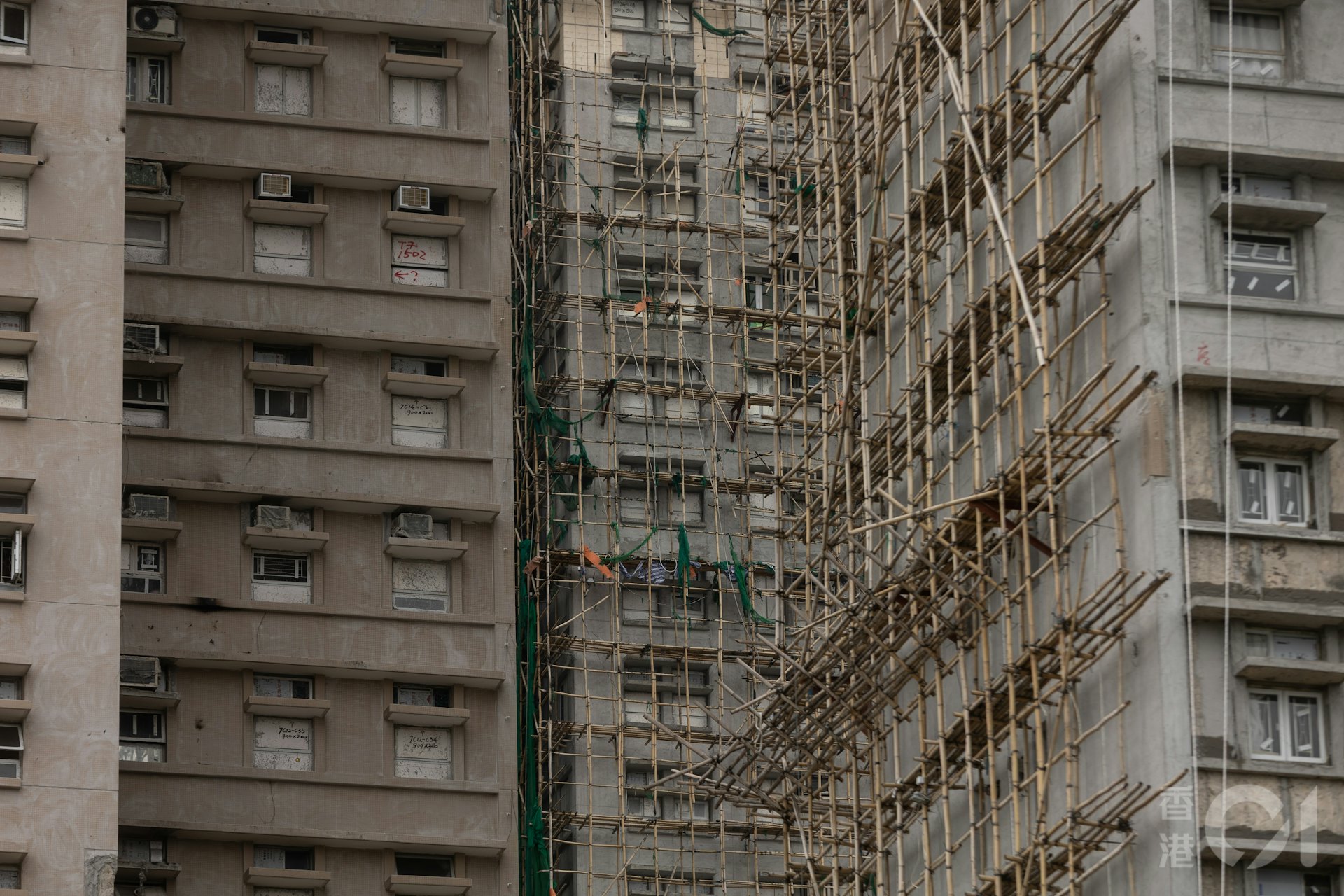 競爭事務委員會3月25日入稟競爭事務審裁處,向一個樓宇維修工程圍標集團展開法律程序,指其在至少11個屋苑及維修工程招標期間涉違反《競爭條例》,包括發生五級大火的大埔宏福苑;圖為2026年2月21日大火後接近三個月,宏福苑情況。(資料圖片/夏家朗攝) 競爭事務委員會3月25日入稟競爭事務審裁處,向一個樓宇維修工程圍標集團展開法律程序,指其在至少11個屋苑及維修工程招標期間涉違反《競爭條例》,包括發生五級大火的大埔宏福苑;圖為2026年2月21日大火後接近三個月,宏福苑情況。(資料圖片/夏家朗攝)