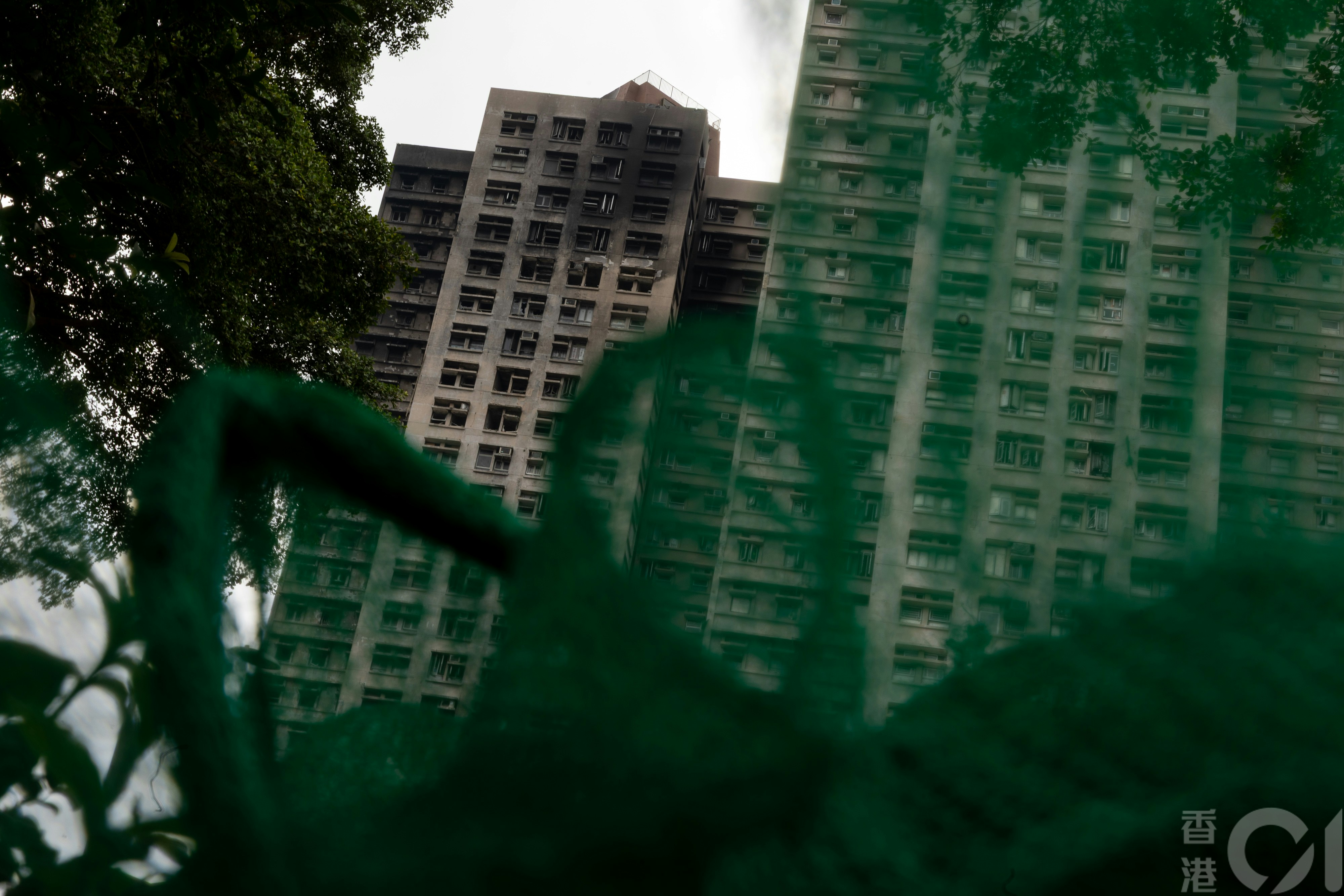 2026年2月21日，大埔宏福苑五級火災後近三個月，現場所見，政府委派的承辦商大致拆除半數棚架，可更清楚看到火傷痕跡。（資料圖片／夏家朗攝）