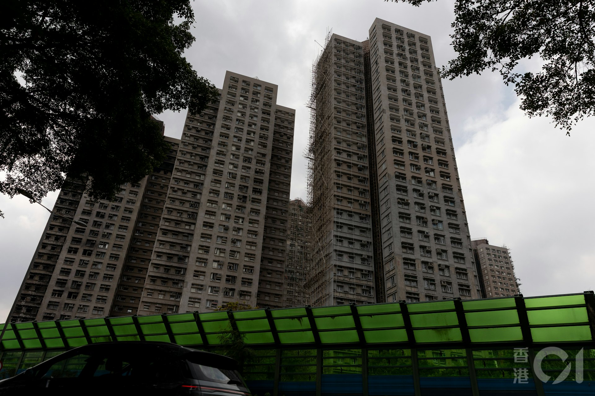 大埔宏福苑五級火災2025年11月26日,到2026年2月21日已接近三個月,現場所見,政府委派的承辦商大致拆除半數棚架。H座宏志閣(右一)沒有受到大火波及,居民快將可回家。(夏家朗攝) 大埔宏福苑五級火災2025年11月26日,到2026年2月21日已接近三個月,現場所見,政府委派的承辦商大致拆除半數棚架。H座宏志閣(右一)沒有受到大火波及,居民快將可回家。(夏家朗攝)