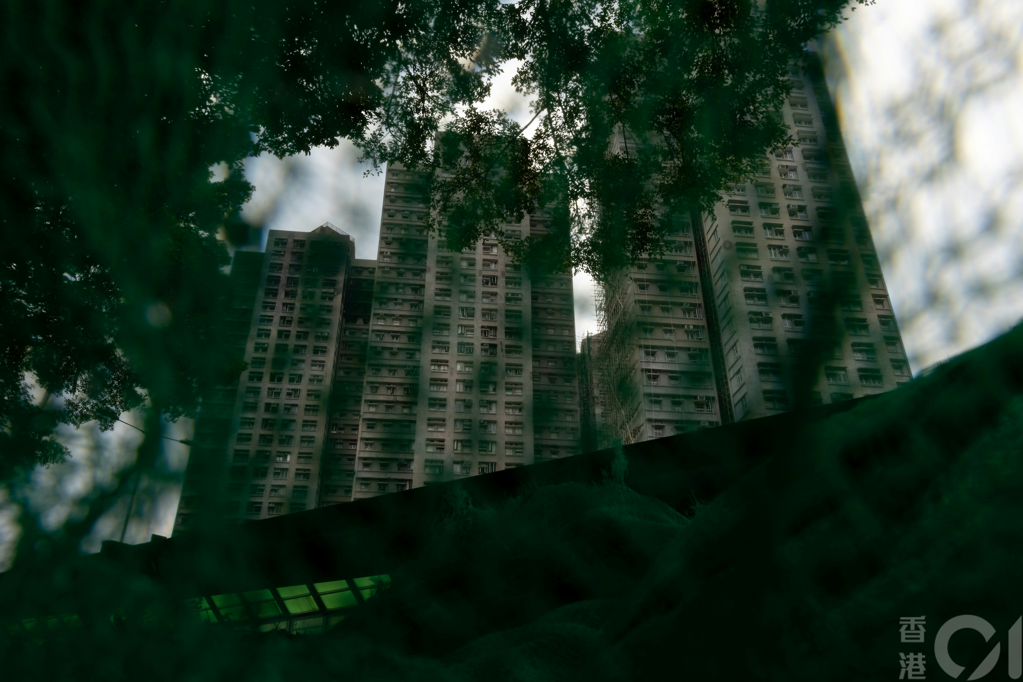 大埔宏福苑五級火災2025年11月26日，到2026年2月21日已接近三個月，現場所見，政府委派的承辦商大致拆除半數棚架，可更清楚看到火傷痕跡。（夏家朗攝）