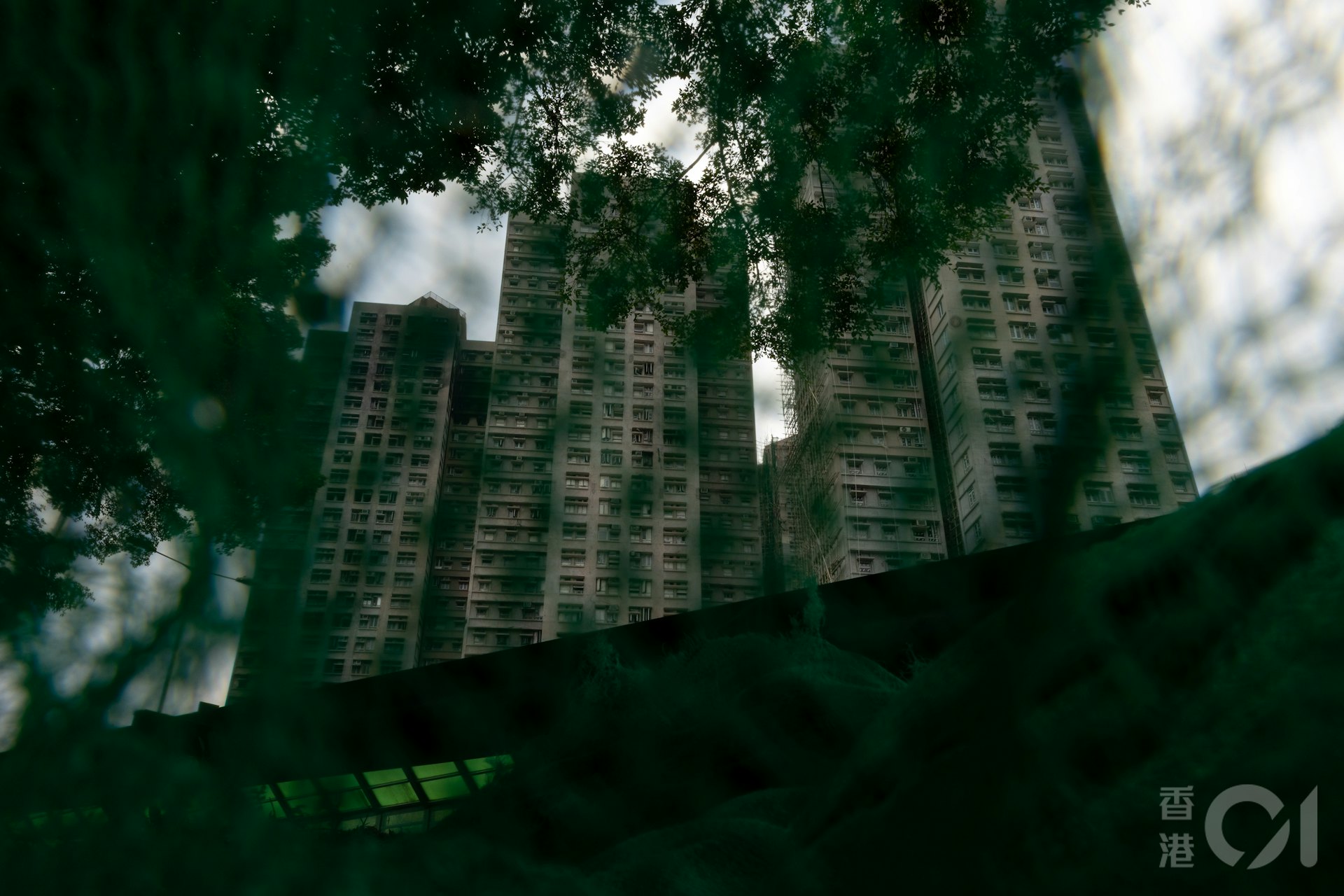 大埔宏福苑五級火災2025年11月26日,到2026年2月21日已接近三個月,現場所見,政府委派的承辦商大致拆除半數棚架,可更清楚看到火傷痕跡。(夏家朗攝) 大埔宏福苑五級火災2025年11月26日,到2026年2月21日已接近三個月,現場所見,政府委派的承辦商大致拆除半數棚架,可更清楚看到火傷痕跡。(夏家朗攝)