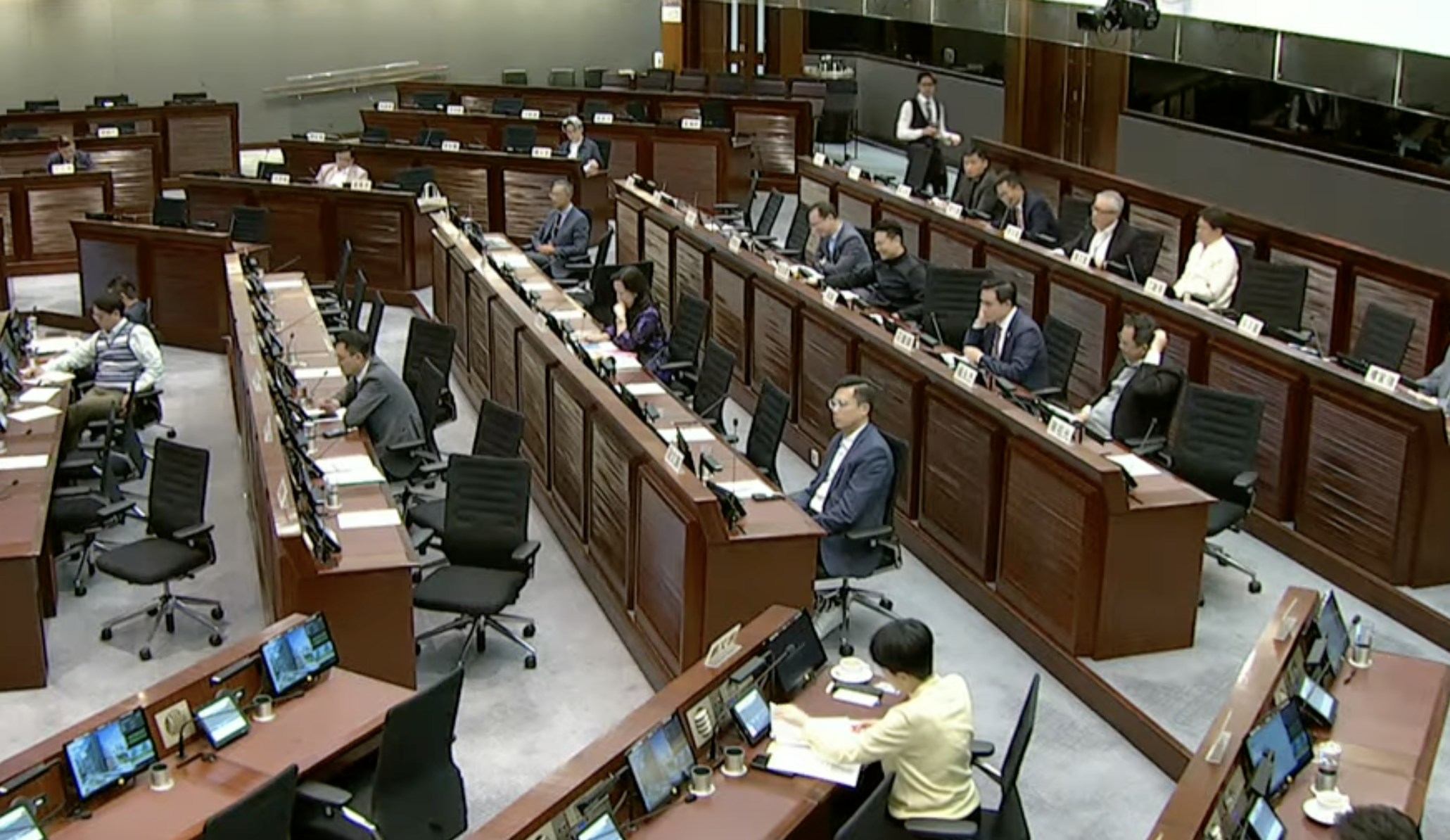 2月23日,立法會房屋事務委員會開會,討論大埔宏福苑長遠安置方案。(立法會直播) 2月23日,立法會房屋事務委員會開會,討論大埔宏福苑長遠安置方案。(立法會直播)