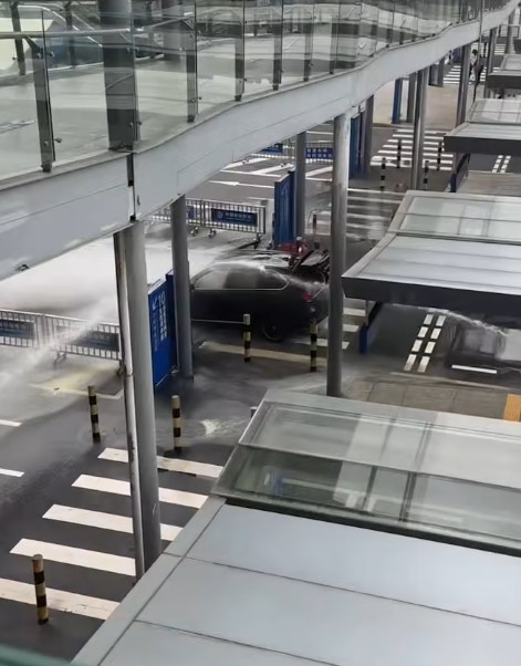 港珠澳大橋珠海口岸有香港私家車起火，現場人員以水喉灌救。（fb港車北上分享群/Kung Chi Wai）