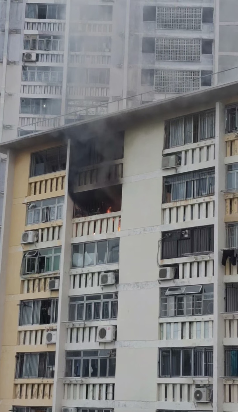 華富邨華安樓一單位起火。（Facebook 華富生活 Gary Cho）