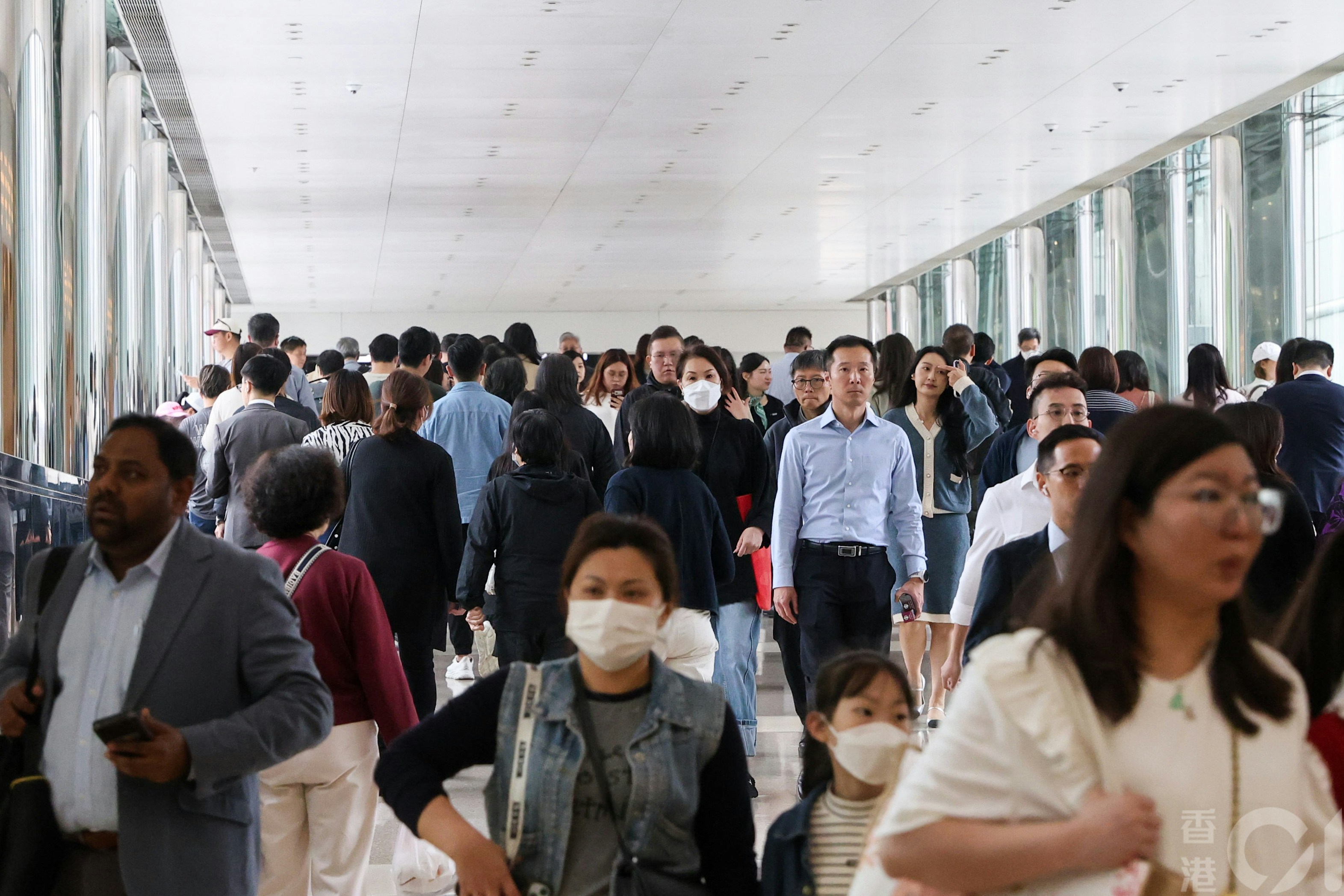 楊何蓓茵稱郵政改合約制屬唯一例外　公務員非鐵飯碗：唔做都係錯