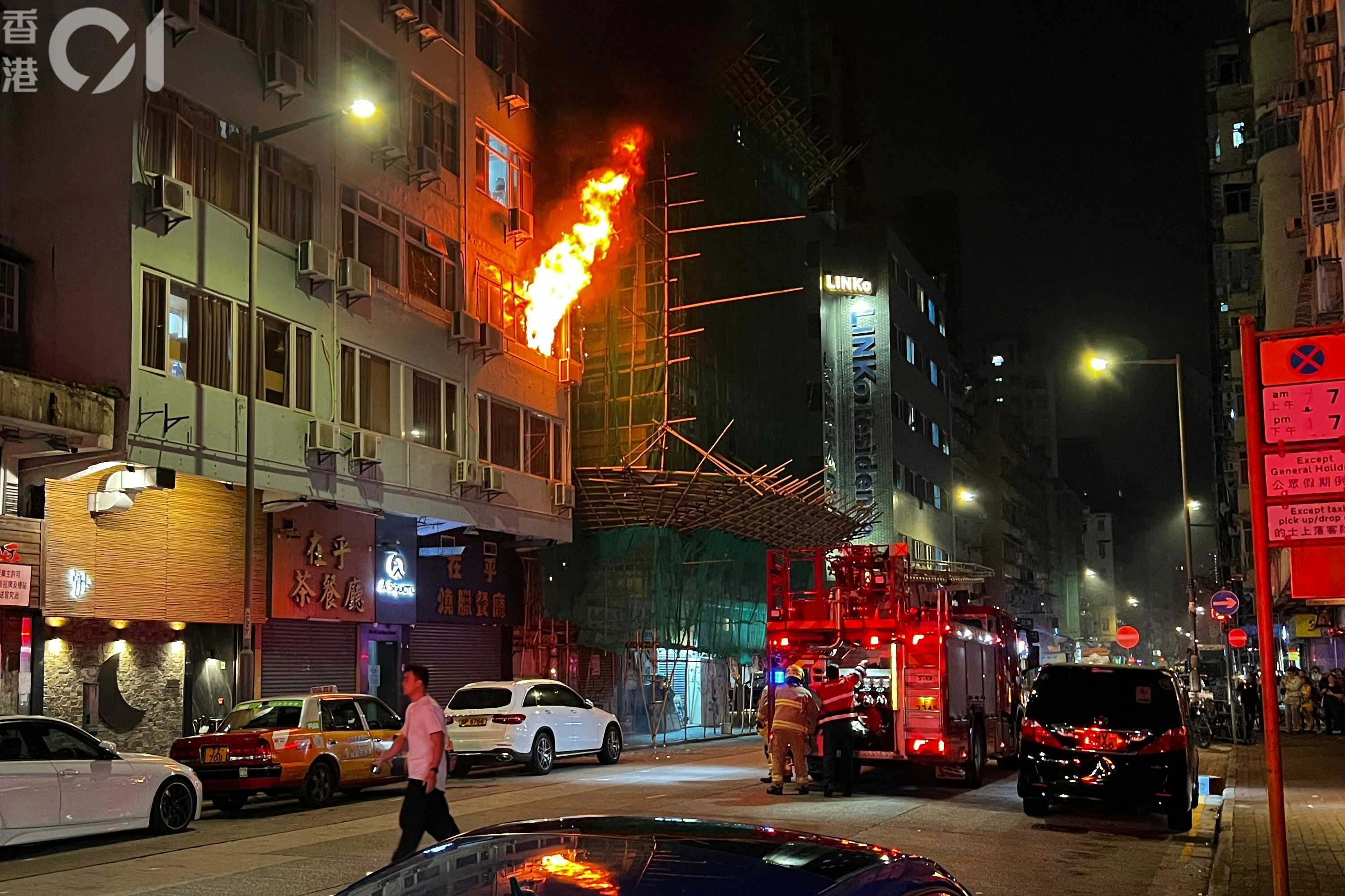 上址2樓位置冒出火舌。消防員趕至準備灌救。(讀者圖片) 上址2樓位置冒出火舌。消防員趕至準備灌救。(讀者圖片)