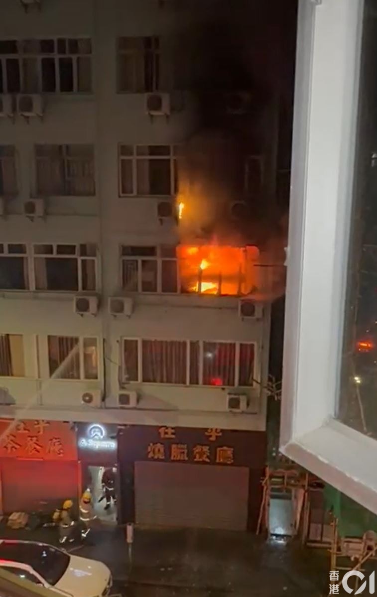 現場火光熊熊。(讀者圖片)