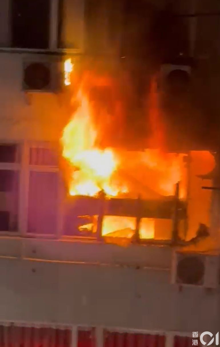 現場火光熊熊。(讀者圖片) 現場火光熊熊。(讀者圖片)