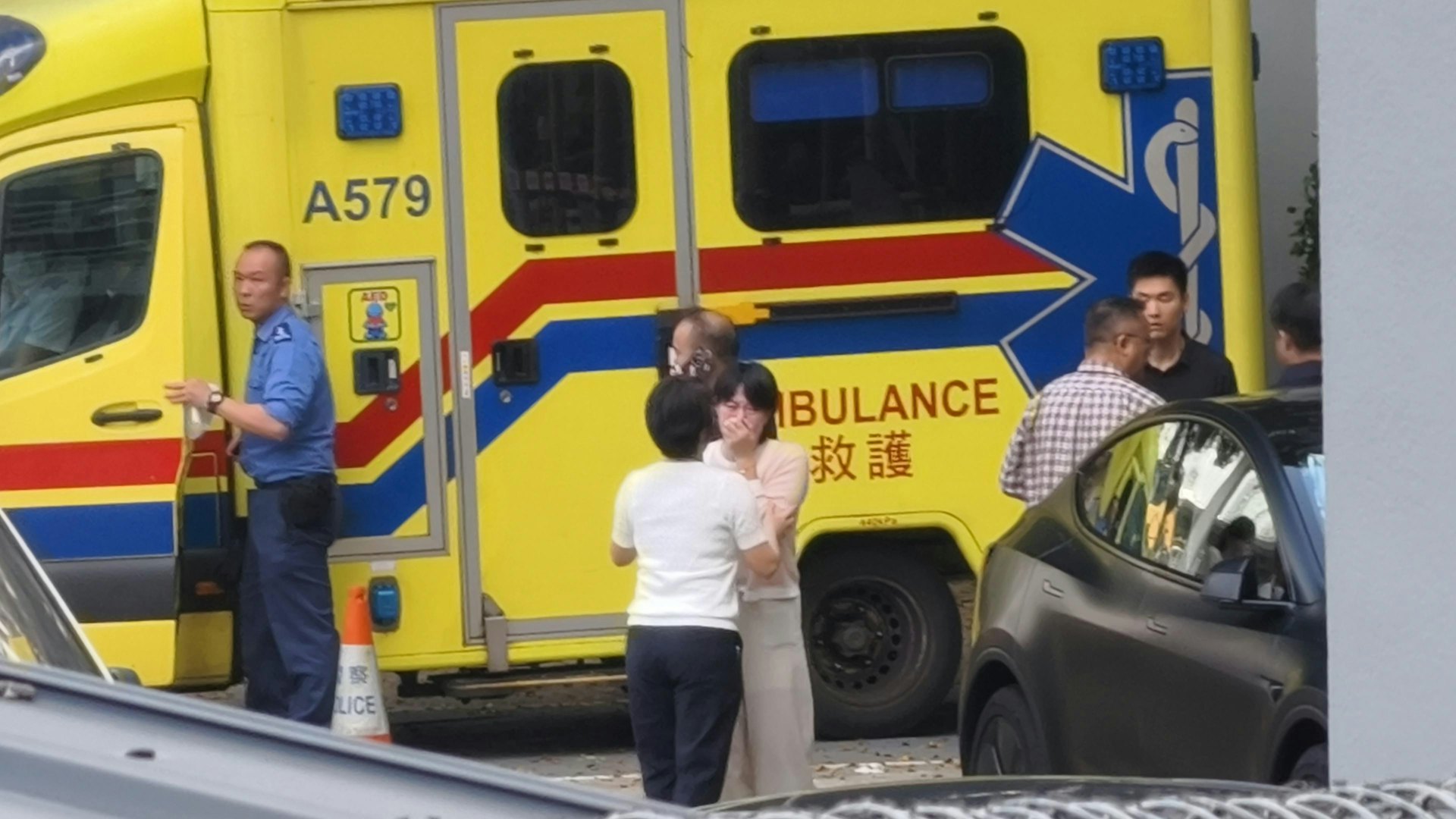 一名女子掩面落淚。(黃學潤攝)