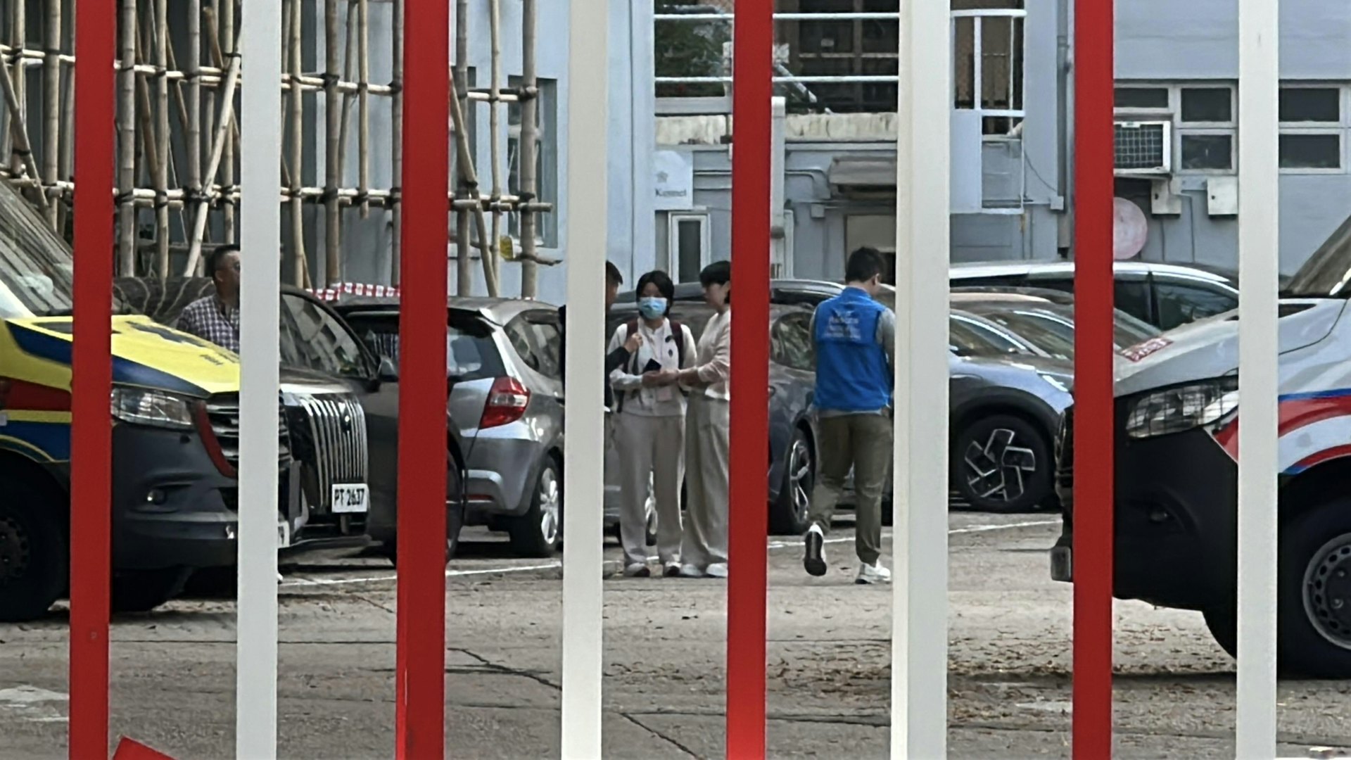 多名親友到警署了解情況。(羅敏妍攝)