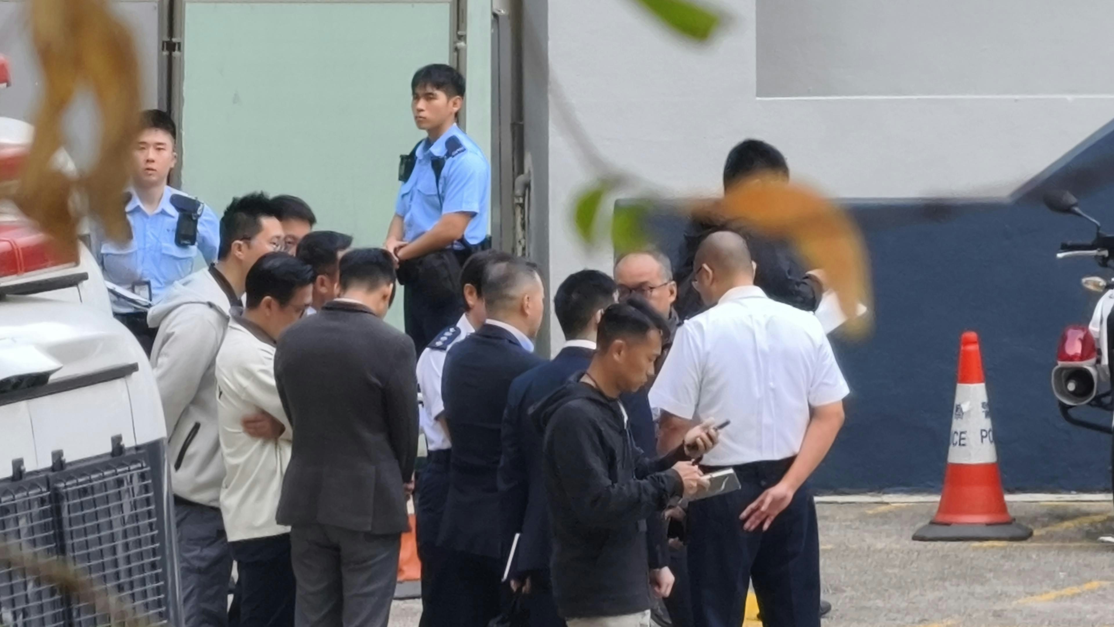 周一鳴在觀塘警署了解事件。（黃學潤攝）