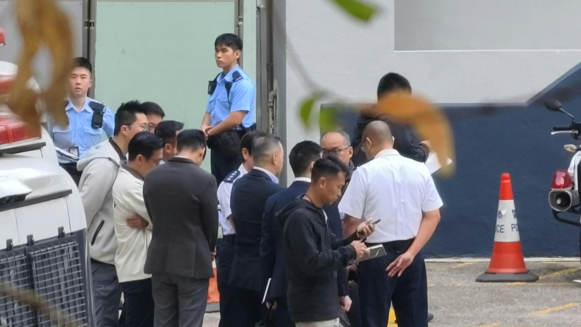 周一鳴在觀塘警署了解事件。(黃學潤攝)