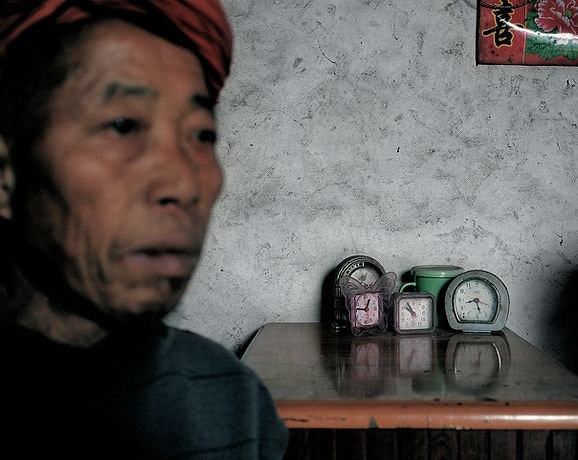 罗伯特在摁下快门的时候,心里充满了对被拍摄者的尊敬。他感谢那些人热情的欢迎了他这么一位异乡人。(robertvanderhilst.photography相册网站)