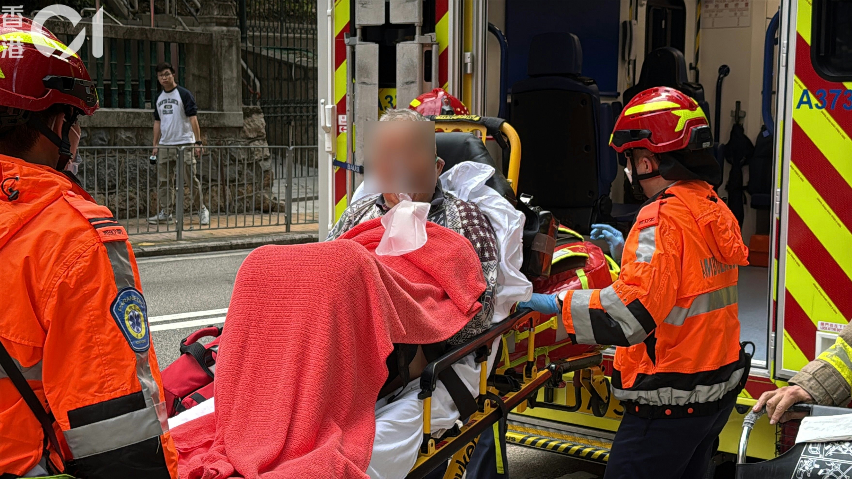 西營盤興漢道美興樓火警，一名老翁一度被困單位，被消防救出，清醒送院。（羅日昇攝）
